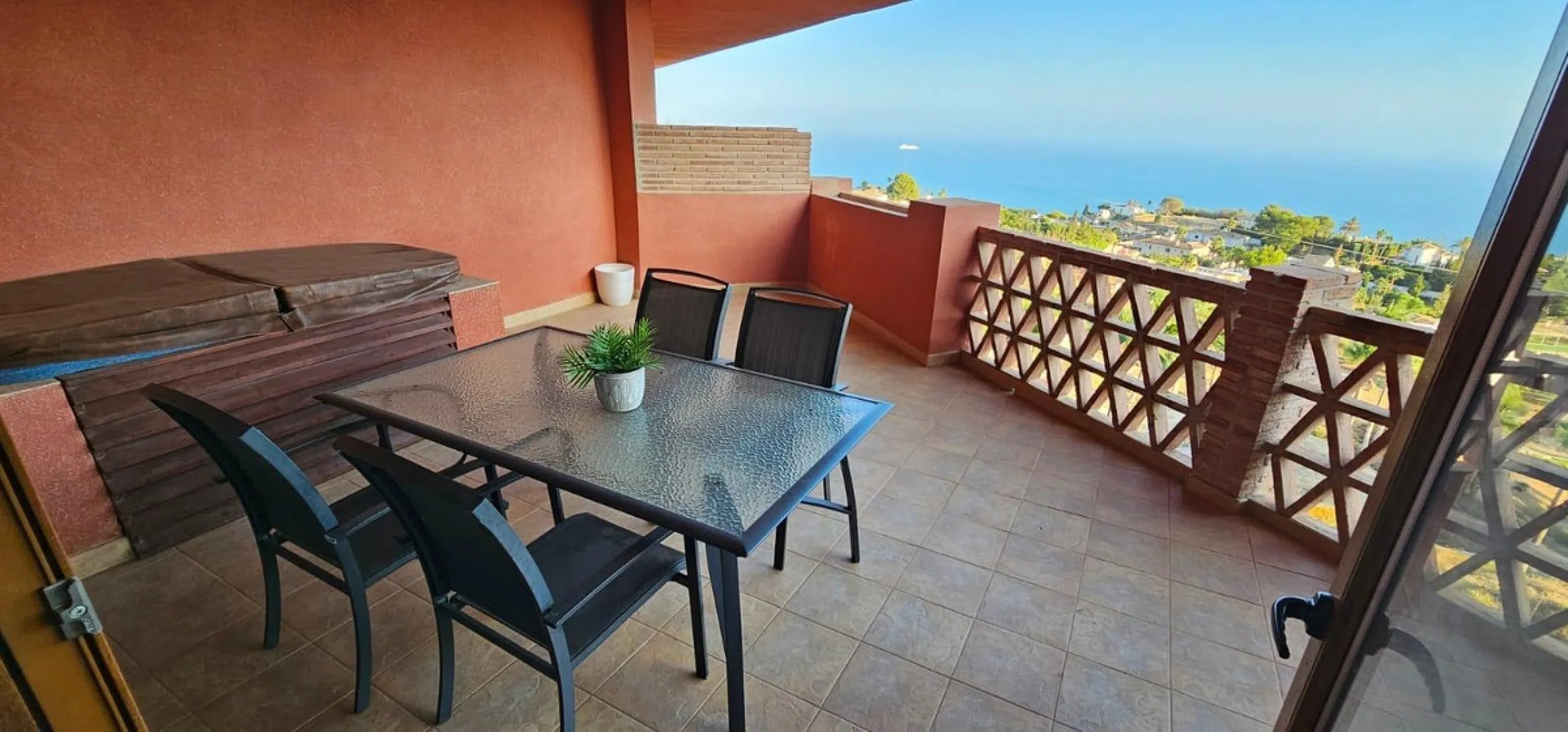 We present a spacious duplex penthouse for sale in the Altos del Higuerón area, Benalmádena. The house has an entrance with a kitchen, bedroom, bathroom, living room and dining room with access to a beautiful terrace with wonderful open views. We go up to