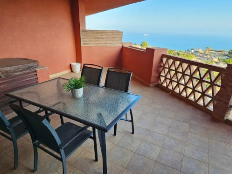 We present a spacious duplex penthouse for sale in the Altos del Higuerón area, Benalmádena. The house has an entrance with a kitchen, bedroom, bathroom, living room and dining room with access to a beautiful terrace with wonderful open views. We go up to