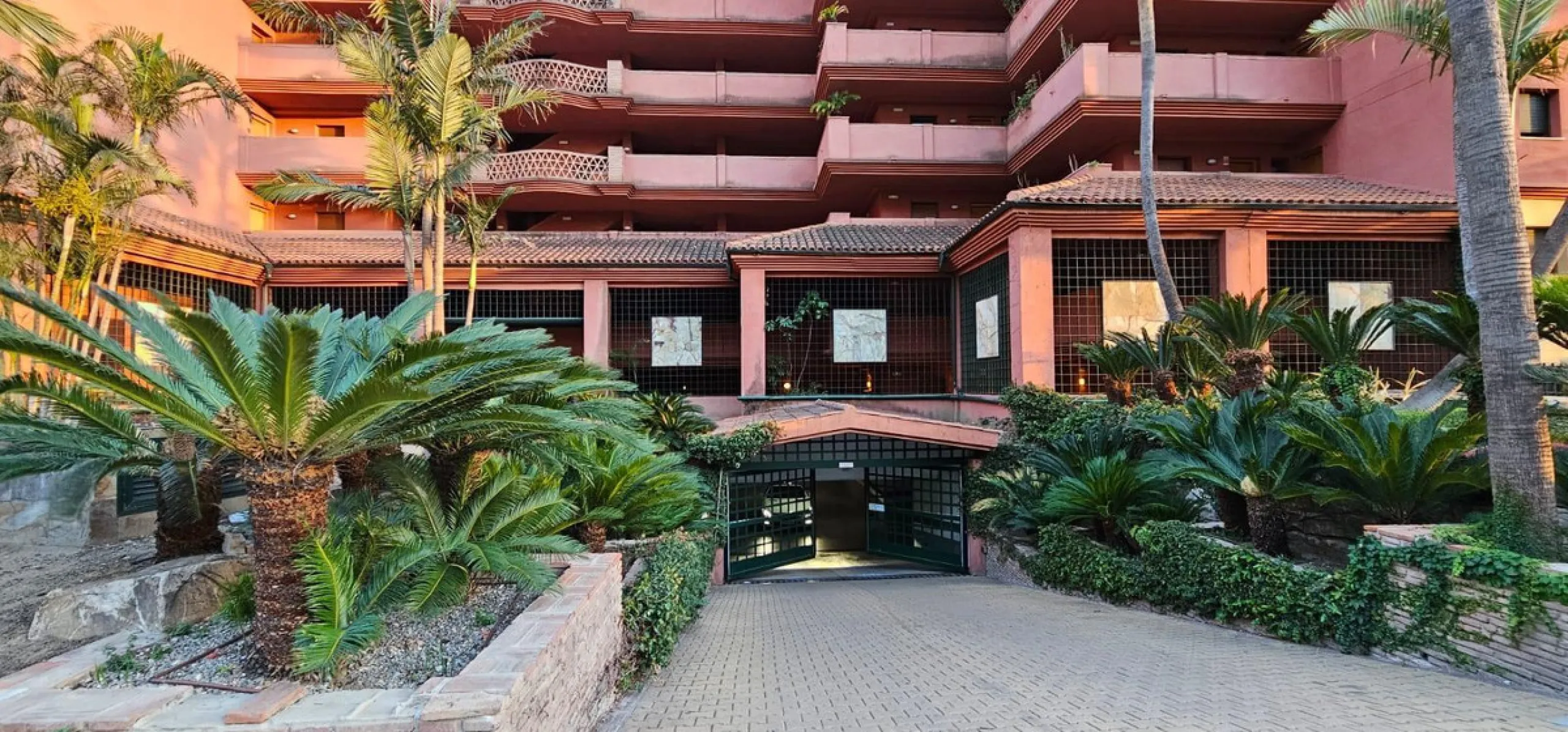 We present a spacious duplex penthouse for sale in the Altos del Higuerón area, Benalmádena. The house has an entrance with a kitchen, bedroom, bathroom, living room and dining room with access to a beautiful terrace with wonderful open views. We go up to