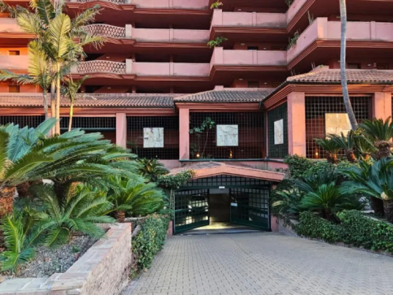 We present a spacious duplex penthouse for sale in the Altos del Higuerón area, Benalmádena. The house has an entrance with a kitchen, bedroom, bathroom, living room and dining room with access to a beautiful terrace with wonderful open views. We go up to