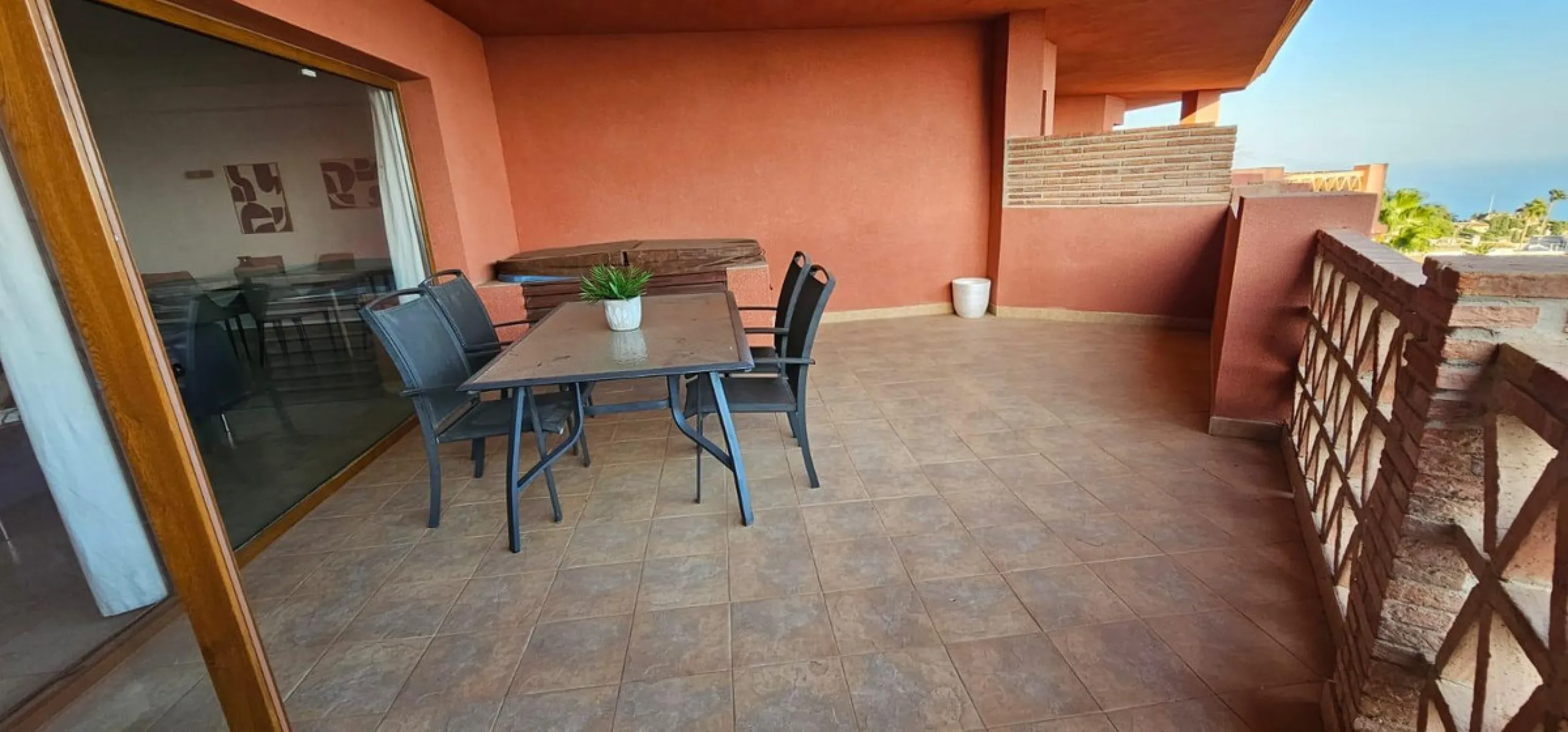 We present a spacious duplex penthouse for sale in the Altos del Higuerón area, Benalmádena. The house has an entrance with a kitchen, bedroom, bathroom, living room and dining room with access to a beautiful terrace with wonderful open views. We go up to
