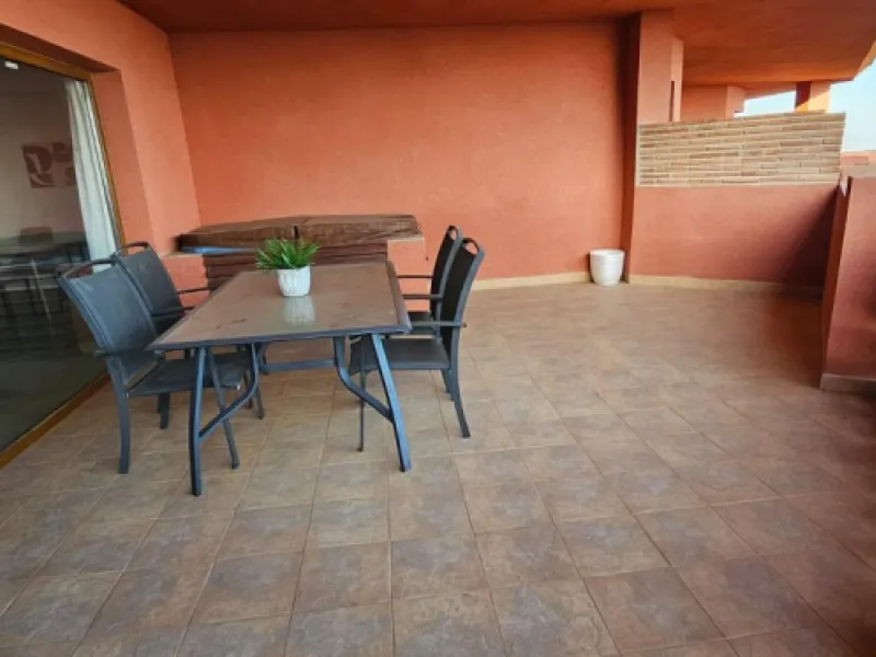 We present a spacious duplex penthouse for sale in the Altos del Higuerón area, Benalmádena. The house has an entrance with a kitchen, bedroom, bathroom, living room and dining room with access to a beautiful terrace with wonderful open views. We go up to