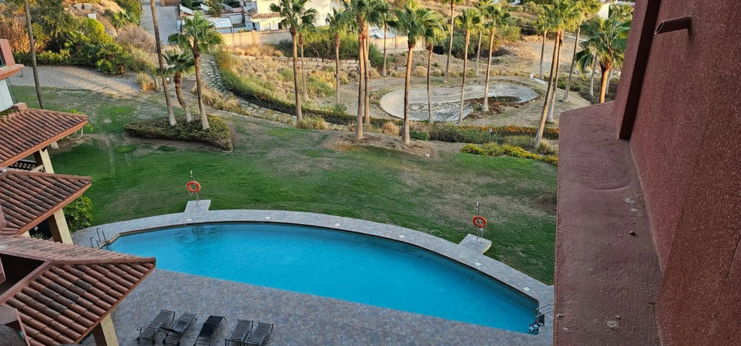 We present a spacious duplex penthouse for sale in the Altos del Higuerón area, Benalmádena. The house has an entrance with a kitchen, bedroom, bathroom, living room and dining room with access to a beautiful terrace with wonderful open views. We go up to