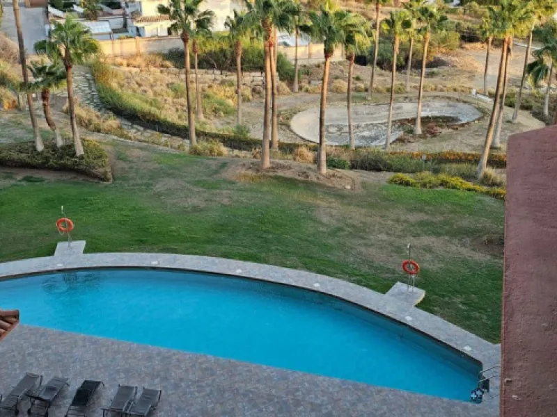 We present a spacious duplex penthouse for sale in the Altos del Higuerón area, Benalmádena. The house has an entrance with a kitchen, bedroom, bathroom, living room and dining room with access to a beautiful terrace with wonderful open views. We go up to