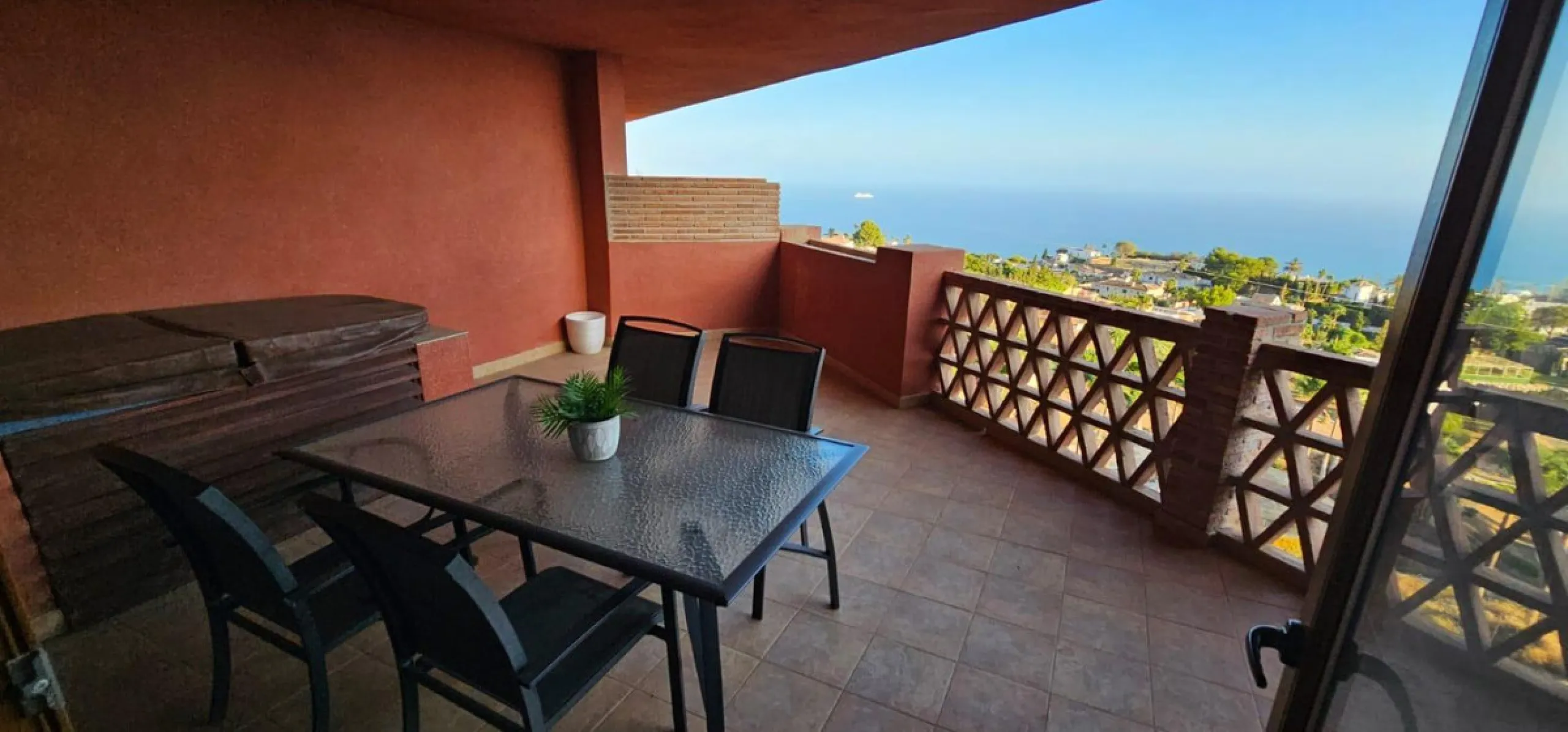 We present a spacious duplex penthouse for sale in the Altos del Higuerón area, Benalmádena. The house has an entrance with a kitchen, bedroom, bathroom, living room and dining room with access to a beautiful terrace with wonderful open views. We go up to