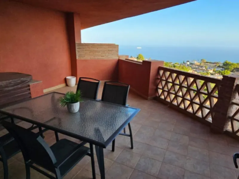 We present a spacious duplex penthouse for sale in the Altos del Higuerón area, Benalmádena. The house has an entrance with a kitchen, bedroom, bathroom, living room and dining room with access to a beautiful terrace with wonderful open views. We go up to