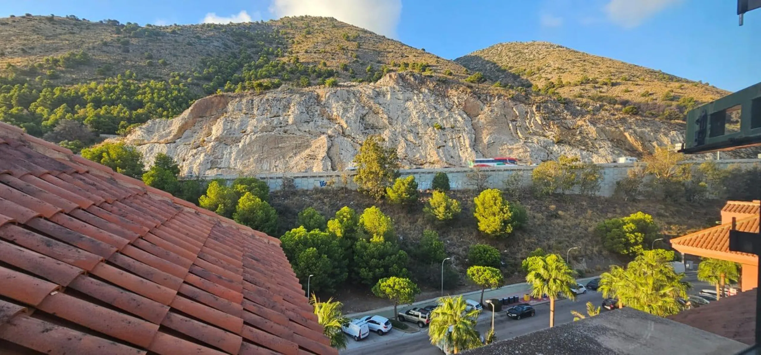 We present a spacious duplex penthouse for sale in the Altos del Higuerón area, Benalmádena. The house has an entrance with a kitchen, bedroom, bathroom, living room and dining room with access to a beautiful terrace with wonderful open views. We go up to