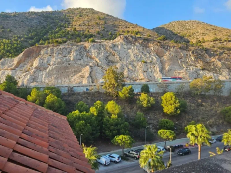 We present a spacious duplex penthouse for sale in the Altos del Higuerón area, Benalmádena. The house has an entrance with a kitchen, bedroom, bathroom, living room and dining room with access to a beautiful terrace with wonderful open views. We go up to