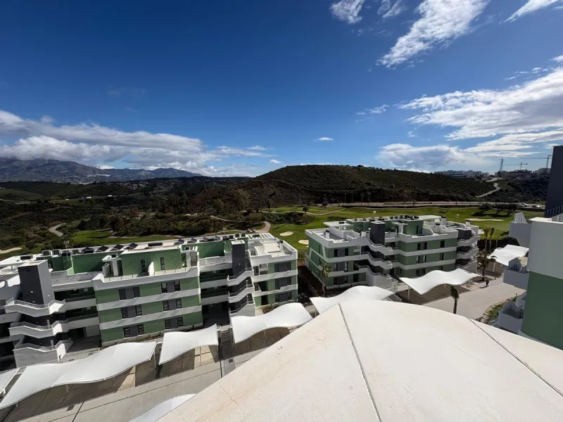 Discover this exclusive penthouse in Mijas Costa, located in a privileged setting next to Calanova Golf Club, one of the most renowned golf courses on the Costa del Sol. The property is situated in an elevated urbanization, allowing you to enjoy stunning 
