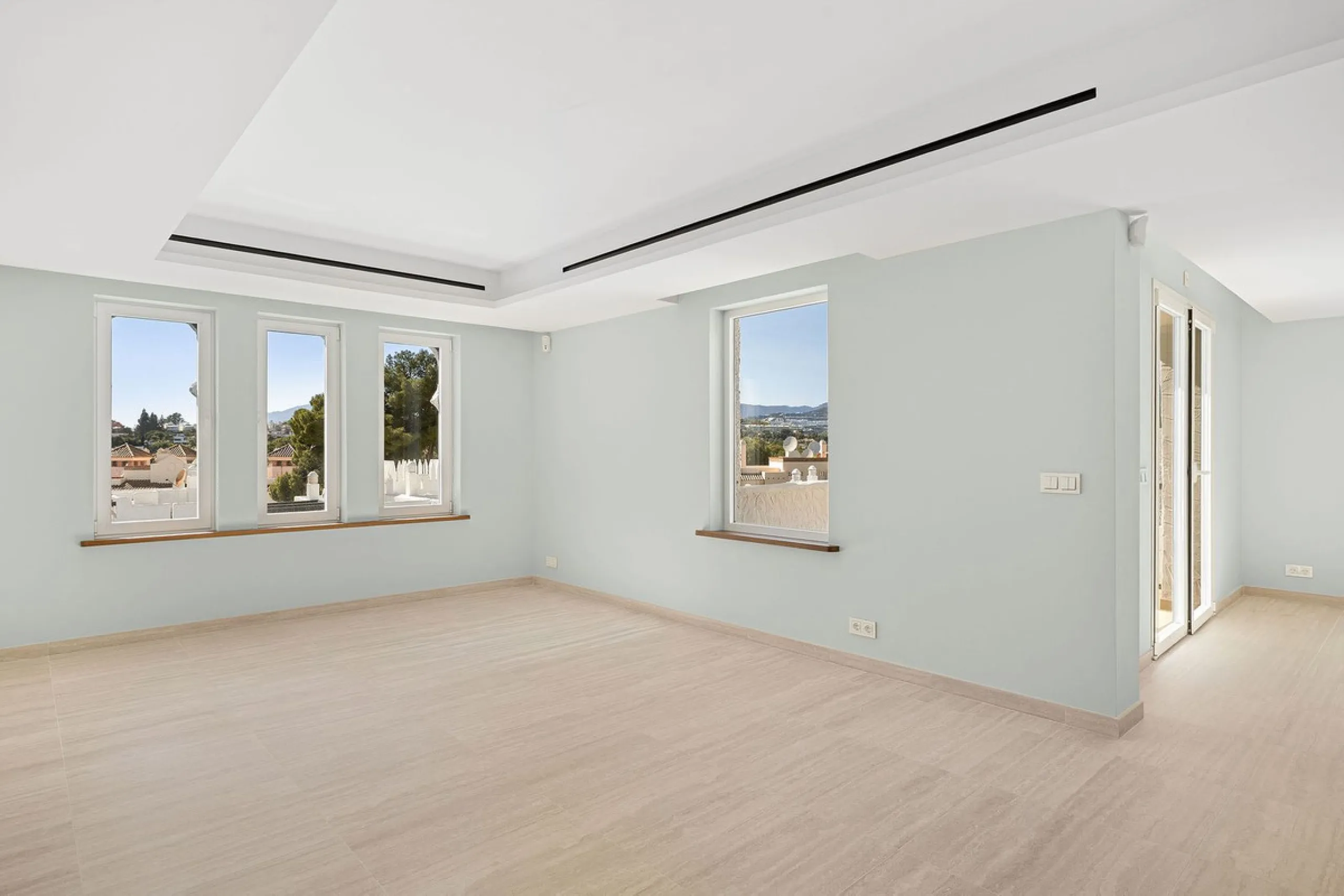 Recently fully renovated to an exceptional standard, this stunning penthouse in Pueblo Arabesque offers a perfect blend of elegance, comfort, and "Al Andaluz" charm. Boasting three spacious bedrooms and three bathrooms—two of which are en-suite—the proper