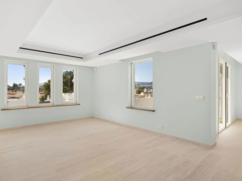Recently fully renovated to an exceptional standard, this stunning penthouse in Pueblo Arabesque offers a perfect blend of elegance, comfort, and "Al Andaluz" charm. Boasting three spacious bedrooms and three bathrooms—two of which are en-suite—the proper