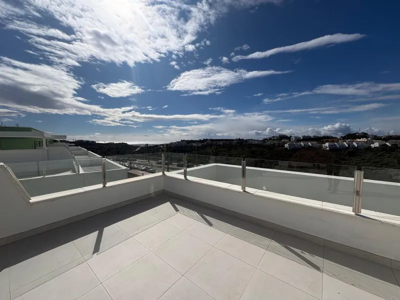 Discover this exclusive penthouse in Mijas Costa, located in a privileged setting next to Calanova Golf Club, one of the most renowned golf courses on the Costa del Sol. The property is situated in an elevated urbanization, allowing you to enjoy stunning 