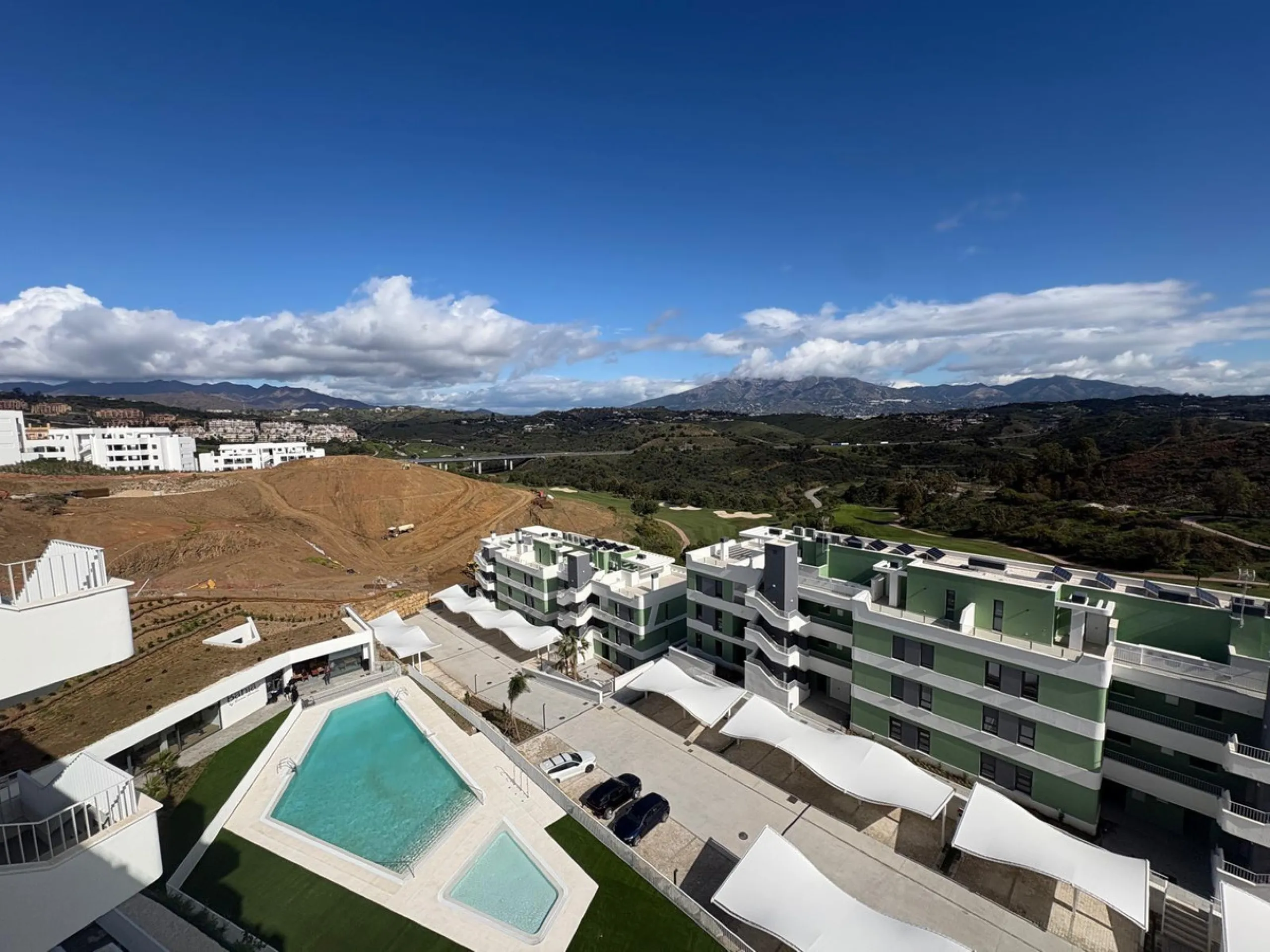 Discover this exclusive penthouse in Mijas Costa, located in a privileged setting next to Calanova Golf Club, one of the most renowned golf courses on the Costa del Sol. The property is situated in an elevated urbanization, allowing you to enjoy stunning 