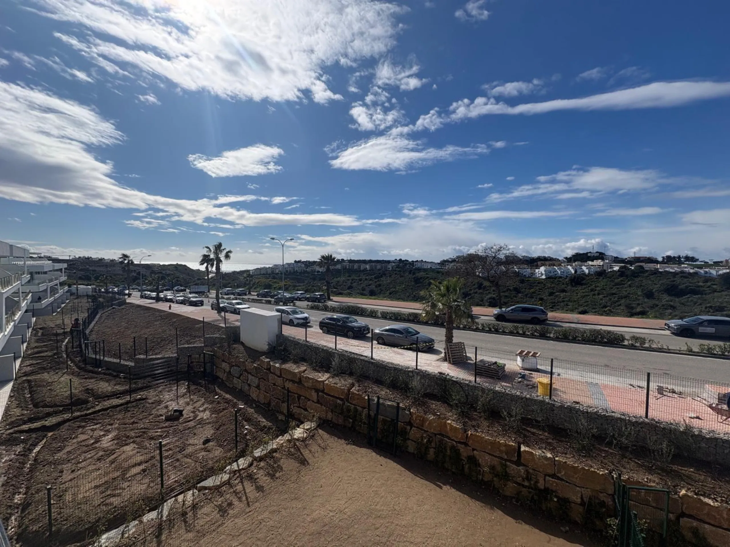 Discover this exclusive penthouse in Mijas Costa, located in a privileged setting next to Calanova Golf Club, one of the most renowned golf courses on the Costa del Sol. The property is situated in an elevated urbanization, allowing you to enjoy stunning 