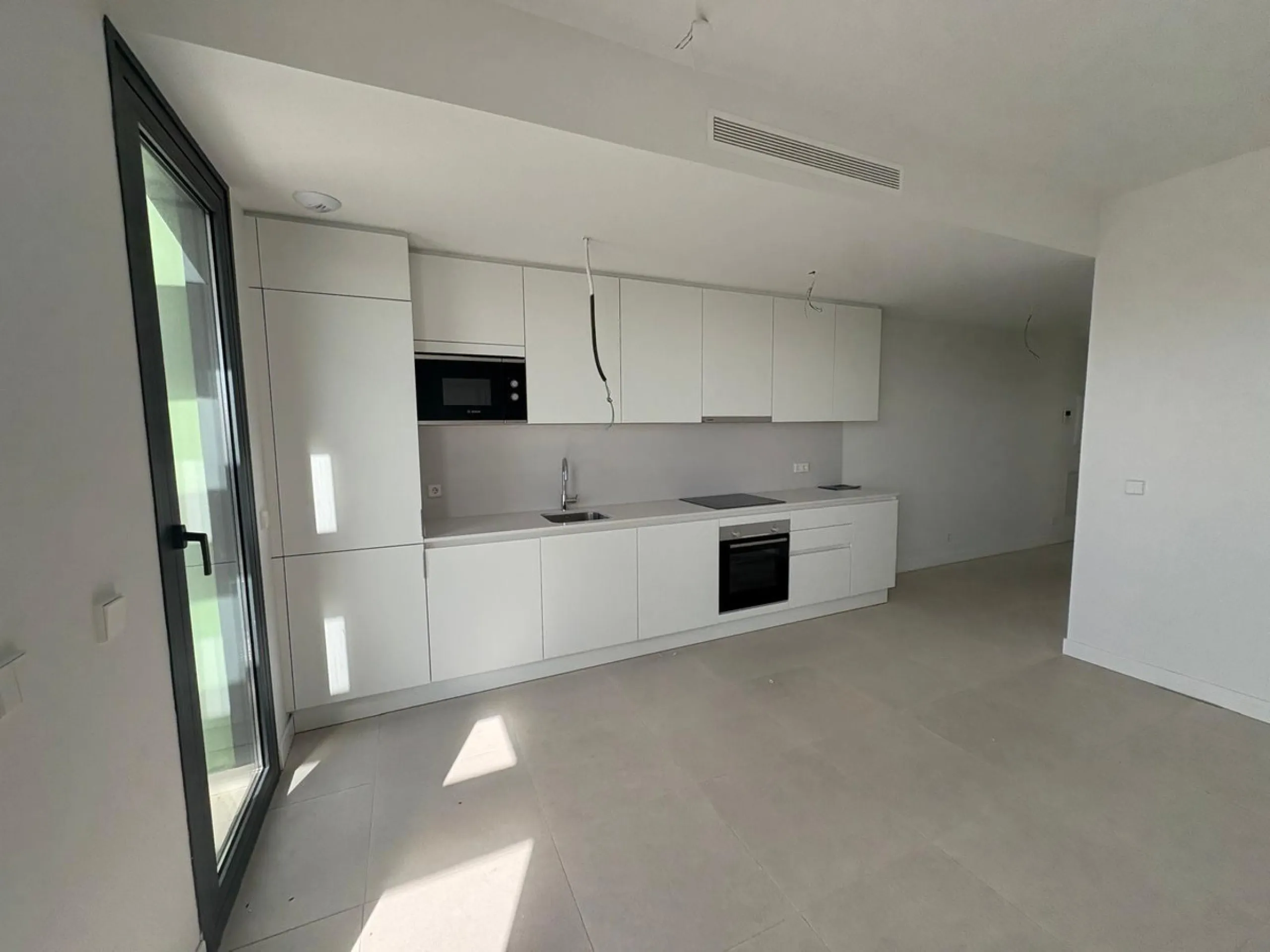 Discover this exclusive penthouse in Mijas Costa, located in a privileged setting next to Calanova Golf Club, one of the most renowned golf courses on the Costa del Sol. The property is situated in an elevated urbanization, allowing you to enjoy stunning 