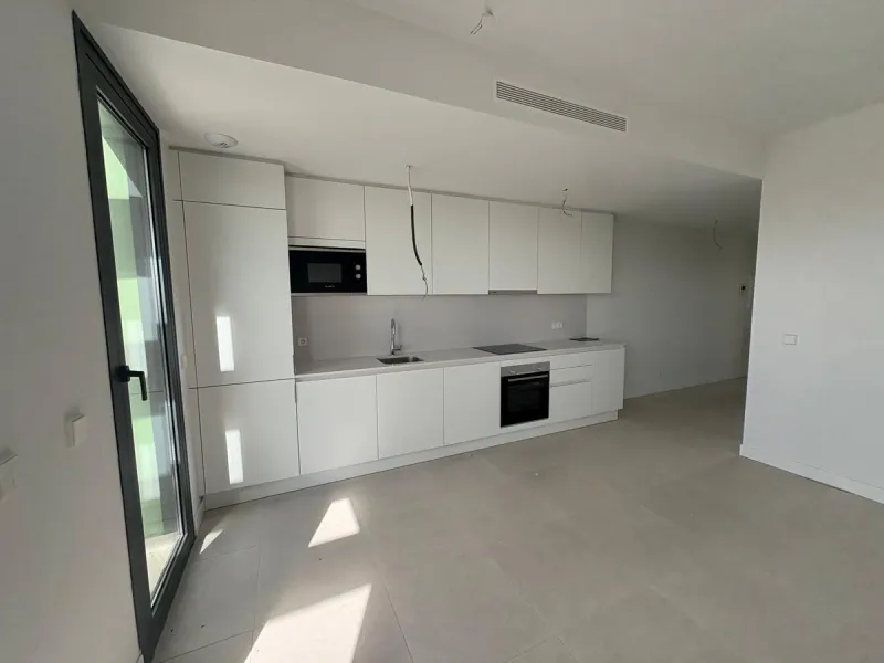 Discover this exclusive penthouse in Mijas Costa, located in a privileged setting next to Calanova Golf Club, one of the most renowned golf courses on the Costa del Sol. The property is situated in an elevated urbanization, allowing you to enjoy stunning 