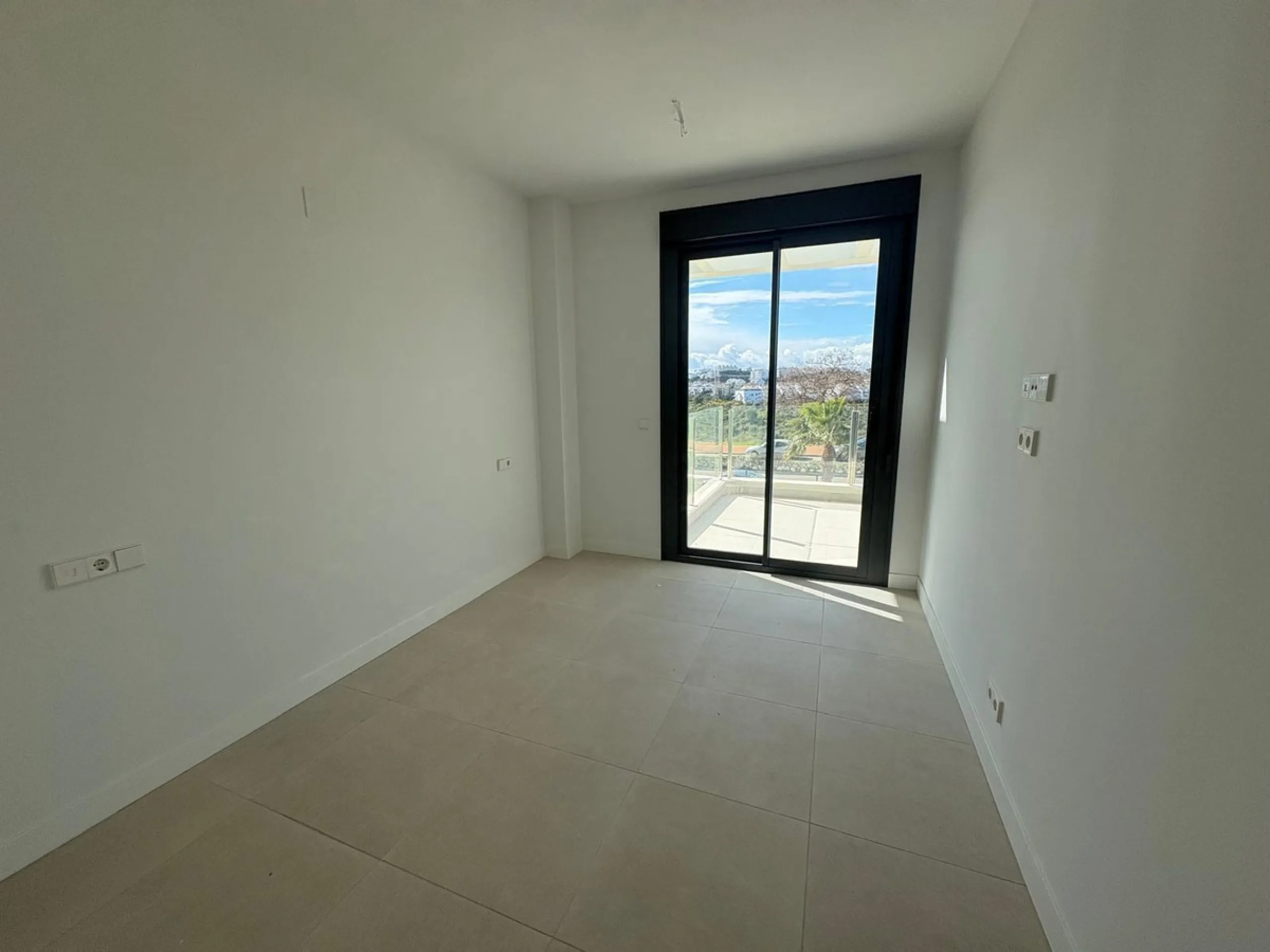 Discover this exclusive penthouse in Mijas Costa, located in a privileged setting next to Calanova Golf Club, one of the most renowned golf courses on the Costa del Sol. The property is situated in an elevated urbanization, allowing you to enjoy stunning 