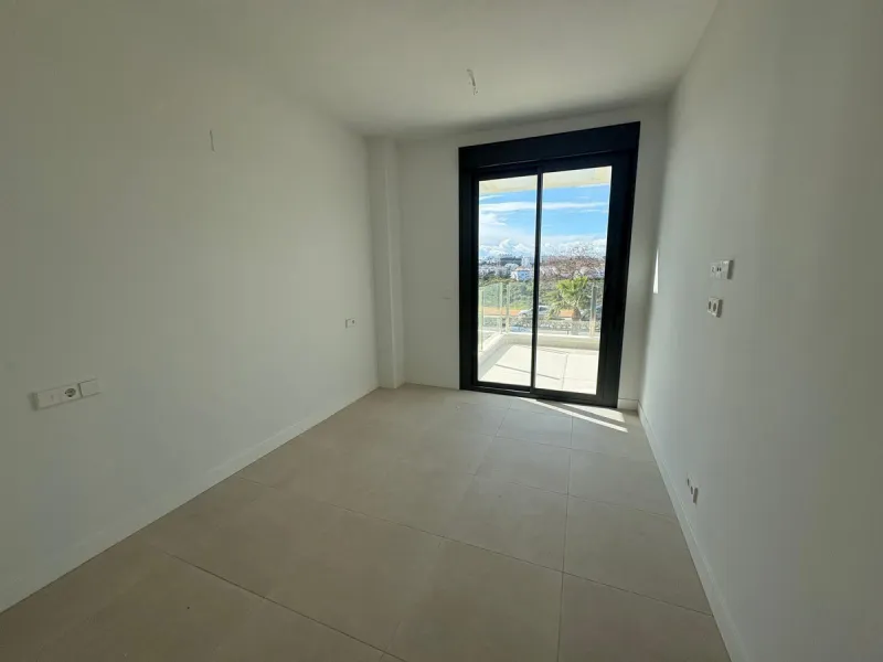Discover this exclusive penthouse in Mijas Costa, located in a privileged setting next to Calanova Golf Club, one of the most renowned golf courses on the Costa del Sol. The property is situated in an elevated urbanization, allowing you to enjoy stunning 