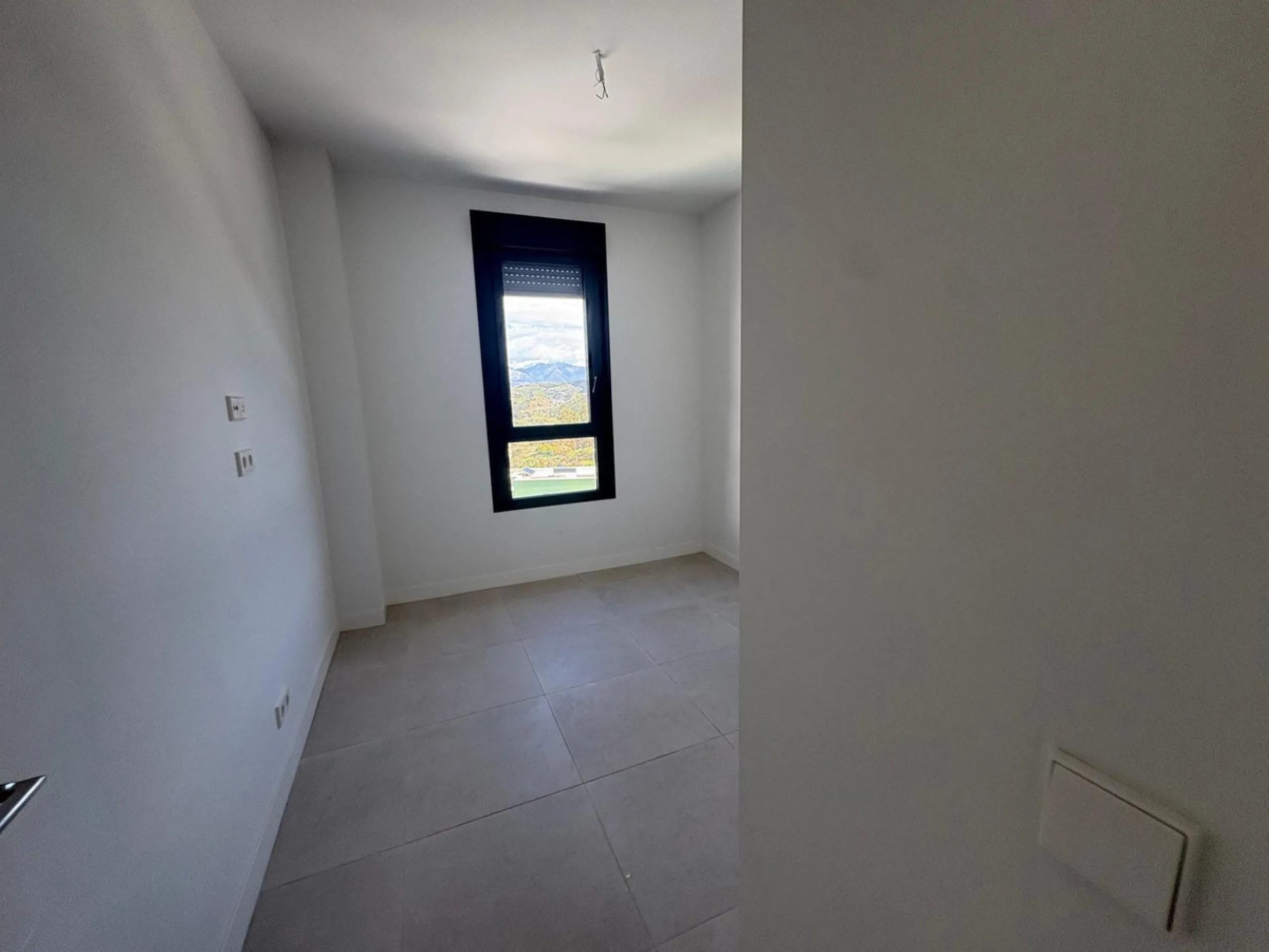 Discover this exclusive penthouse in Mijas Costa, located in a privileged setting next to Calanova Golf Club, one of the most renowned golf courses on the Costa del Sol. The property is situated in an elevated urbanization, allowing you to enjoy stunning 