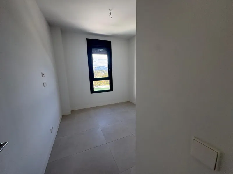Discover this exclusive penthouse in Mijas Costa, located in a privileged setting next to Calanova Golf Club, one of the most renowned golf courses on the Costa del Sol. The property is situated in an elevated urbanization, allowing you to enjoy stunning 