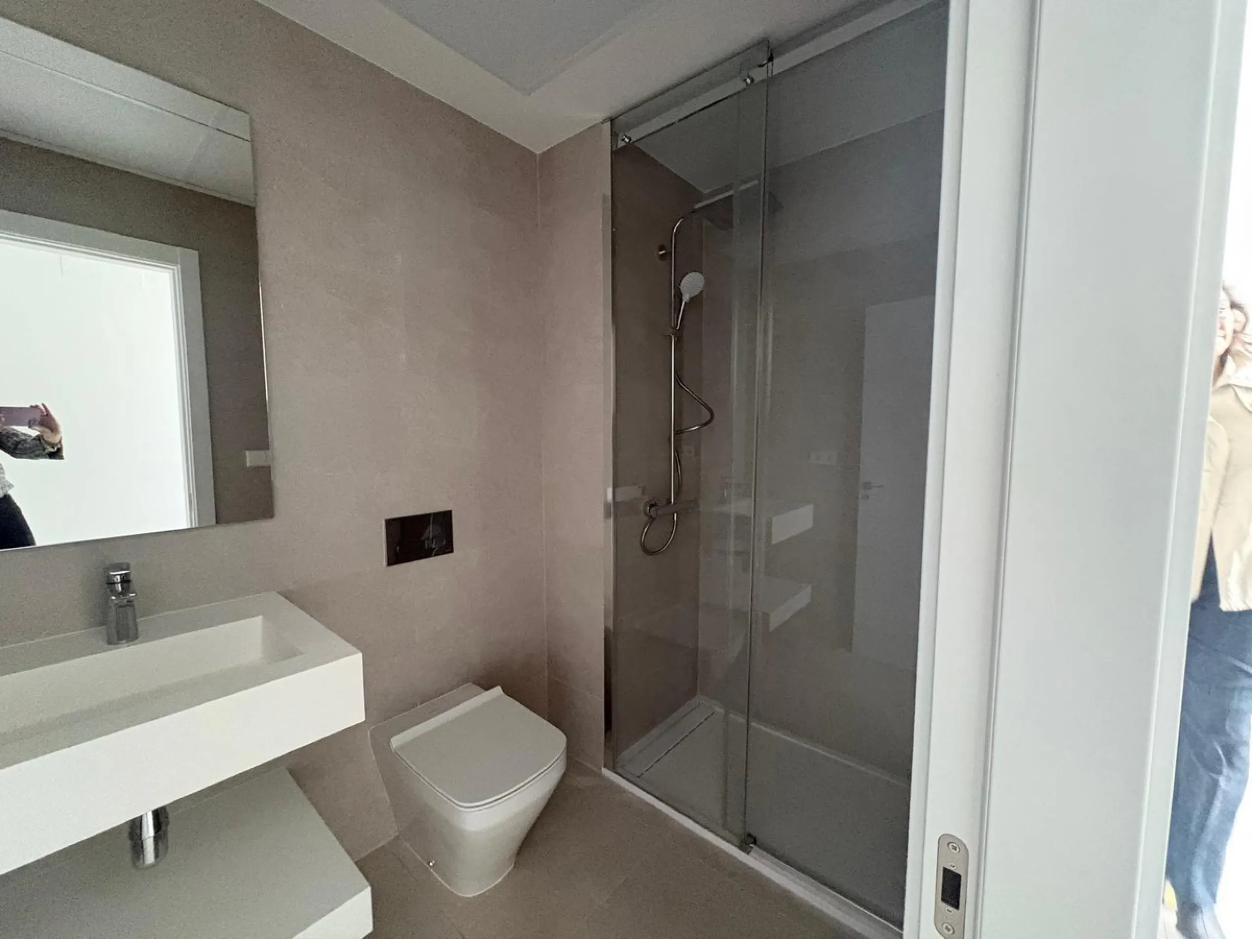 Discover this exclusive penthouse in Mijas Costa, located in a privileged setting next to Calanova Golf Club, one of the most renowned golf courses on the Costa del Sol. The property is situated in an elevated urbanization, allowing you to enjoy stunning 