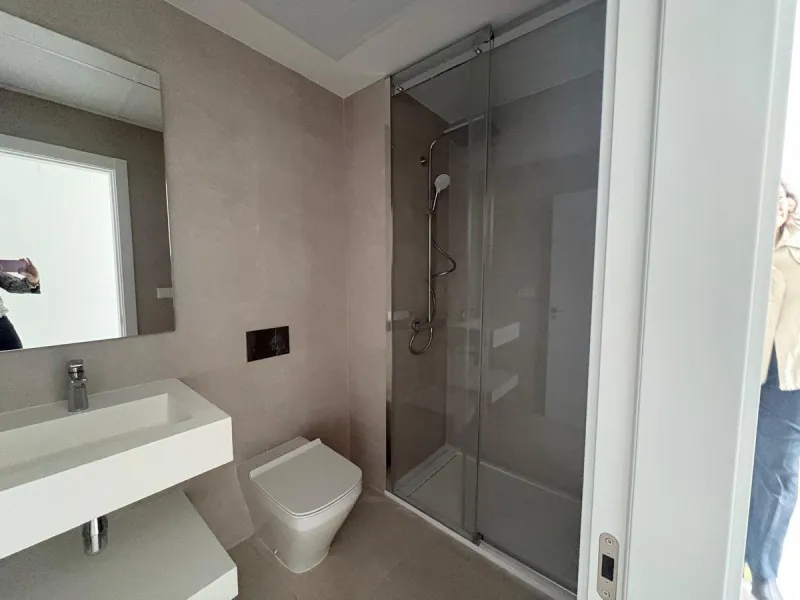Discover this exclusive penthouse in Mijas Costa, located in a privileged setting next to Calanova Golf Club, one of the most renowned golf courses on the Costa del Sol. The property is situated in an elevated urbanization, allowing you to enjoy stunning 