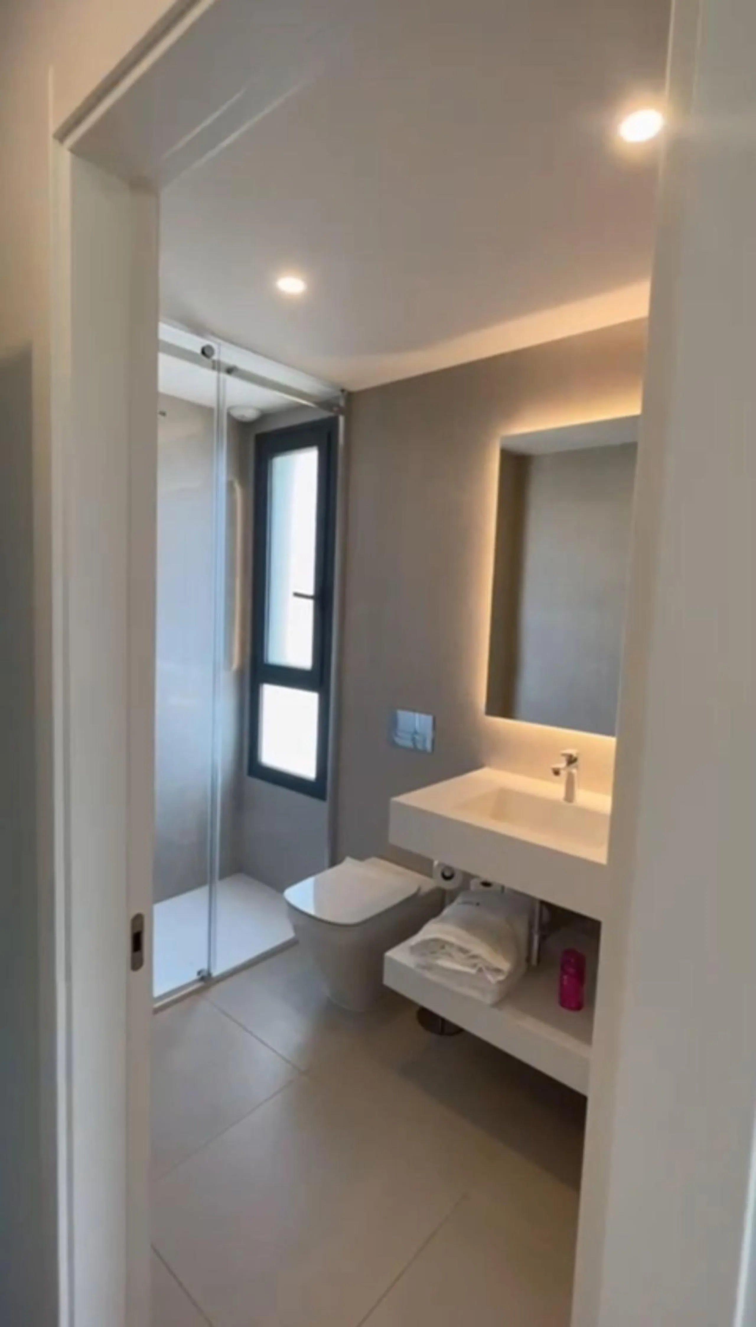 Discover this exclusive penthouse in Mijas Costa, located in a privileged setting next to Calanova Golf Club, one of the most renowned golf courses on the Costa del Sol. The property is situated in an elevated urbanization, allowing you to enjoy stunning 