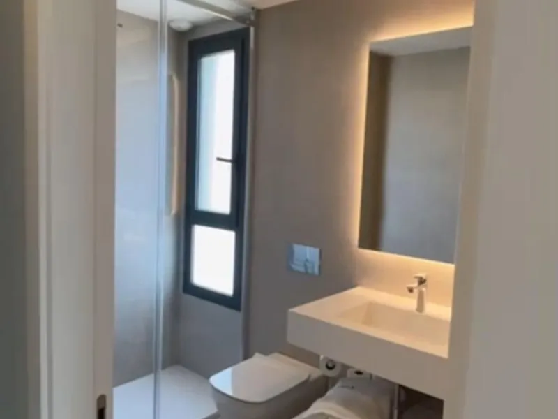 Discover this exclusive penthouse in Mijas Costa, located in a privileged setting next to Calanova Golf Club, one of the most renowned golf courses on the Costa del Sol. The property is situated in an elevated urbanization, allowing you to enjoy stunning 