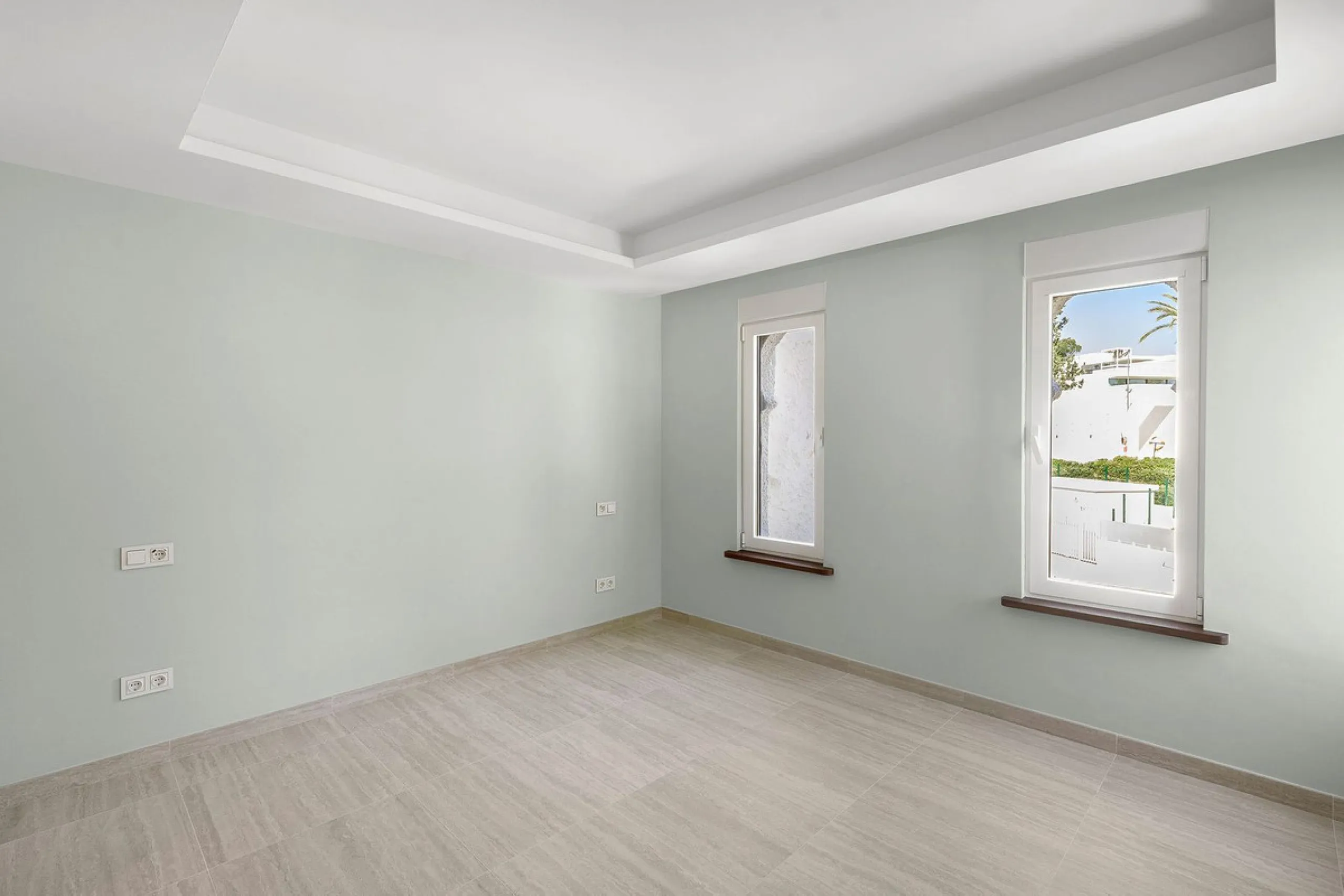 Recently fully renovated to an exceptional standard, this stunning penthouse in Pueblo Arabesque offers a perfect blend of elegance, comfort, and "Al Andaluz" charm. Boasting three spacious bedrooms and three bathrooms—two of which are en-suite—the proper