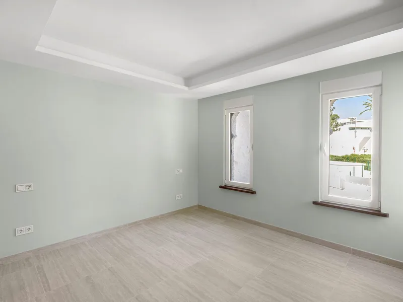 Recently fully renovated to an exceptional standard, this stunning penthouse in Pueblo Arabesque offers a perfect blend of elegance, comfort, and "Al Andaluz" charm. Boasting three spacious bedrooms and three bathrooms—two of which are en-suite—the proper