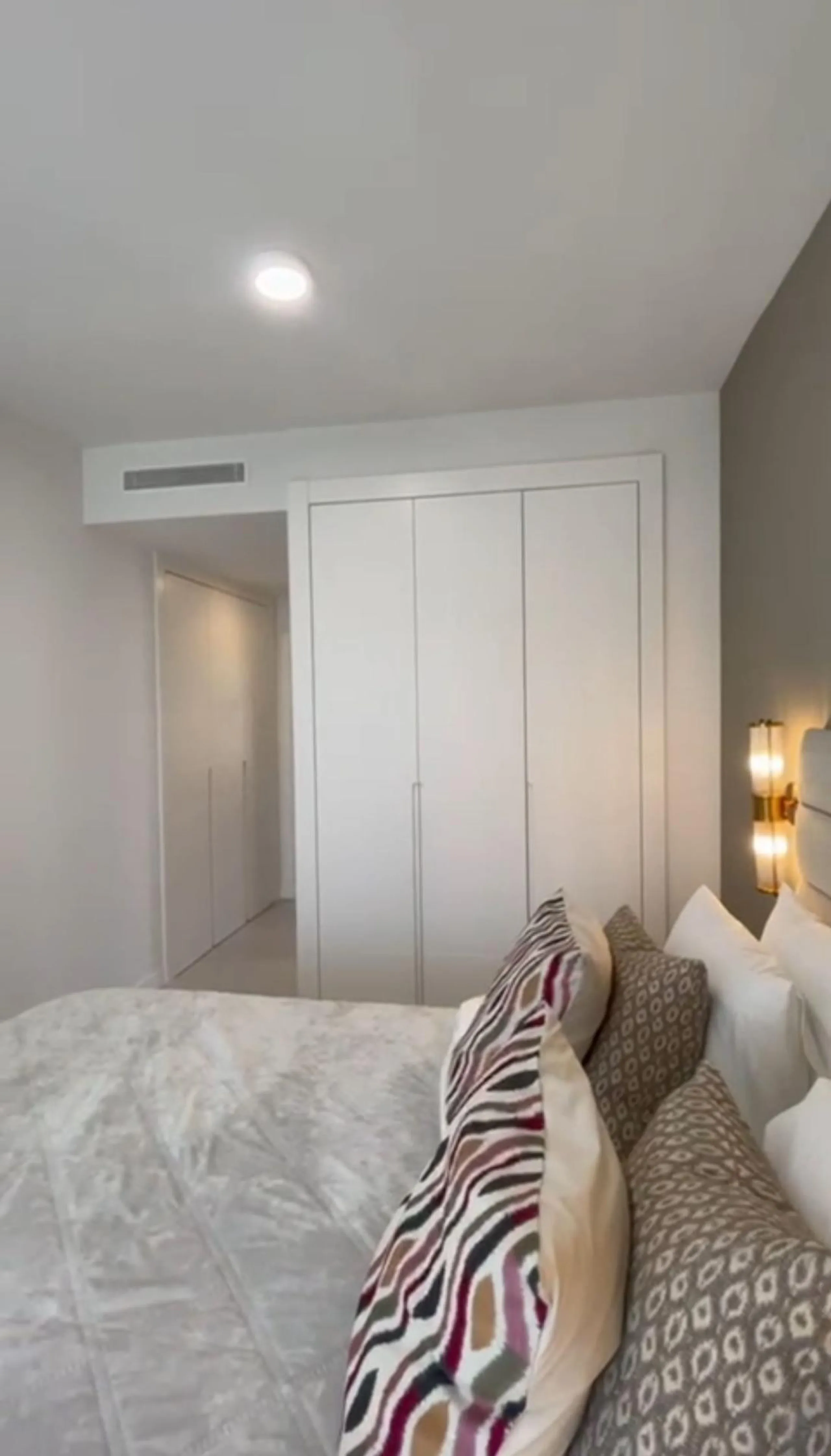 Discover this exclusive penthouse in Mijas Costa, located in a privileged setting next to Calanova Golf Club, one of the most renowned golf courses on the Costa del Sol. The property is situated in an elevated urbanization, allowing you to enjoy stunning 