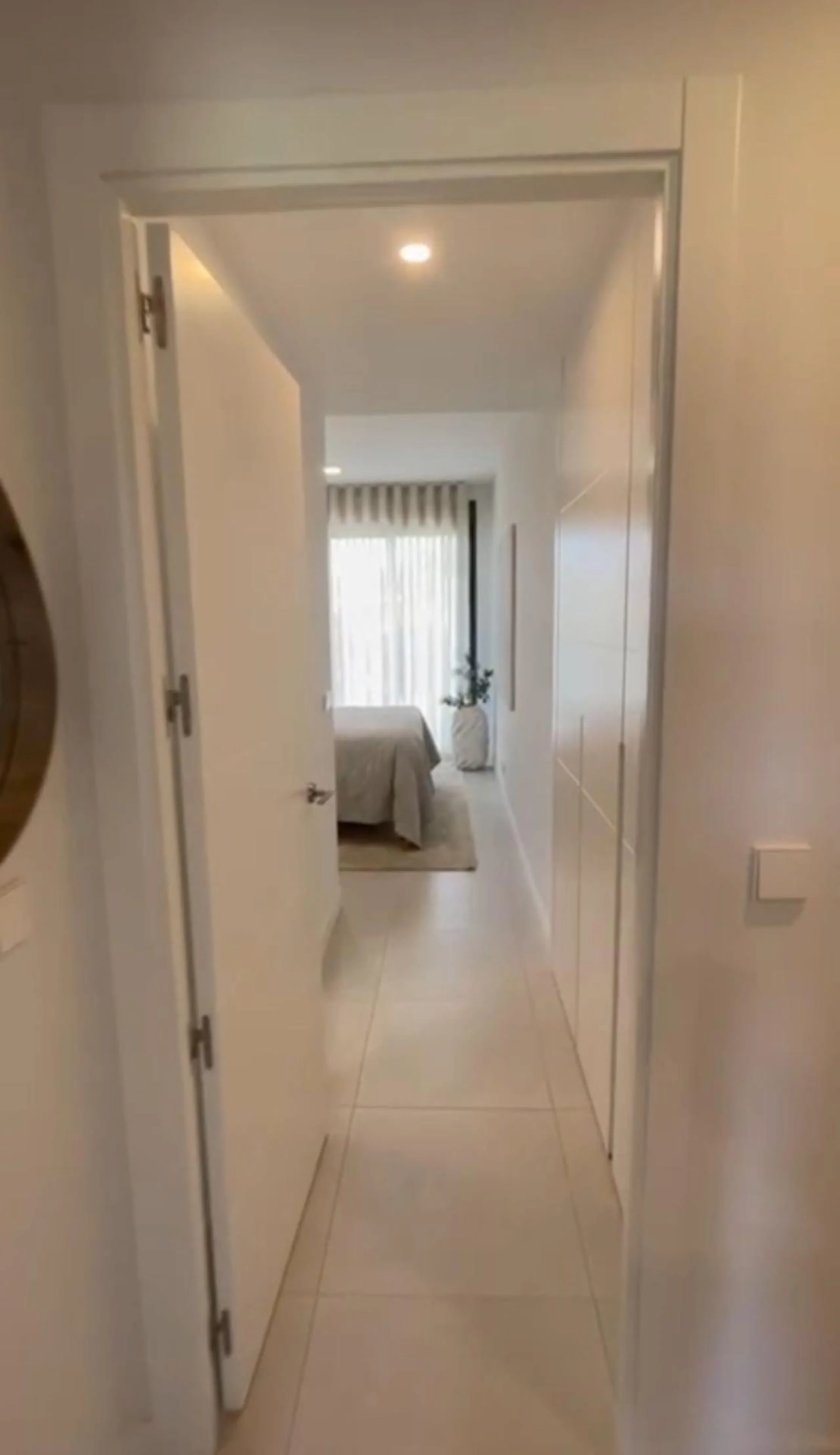 Discover this exclusive penthouse in Mijas Costa, located in a privileged setting next to Calanova Golf Club, one of the most renowned golf courses on the Costa del Sol. The property is situated in an elevated urbanization, allowing you to enjoy stunning 