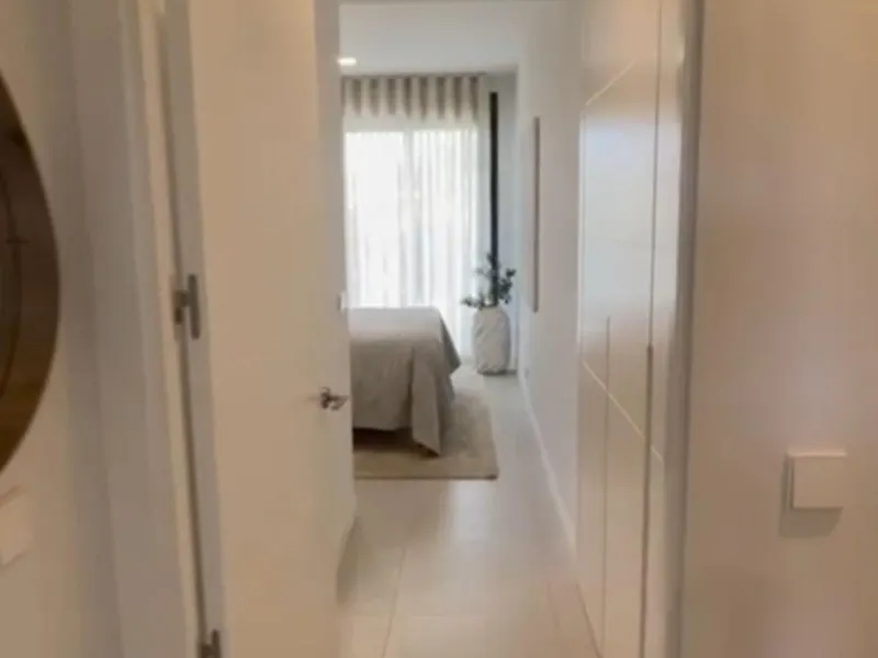 Discover this exclusive penthouse in Mijas Costa, located in a privileged setting next to Calanova Golf Club, one of the most renowned golf courses on the Costa del Sol. The property is situated in an elevated urbanization, allowing you to enjoy stunning 