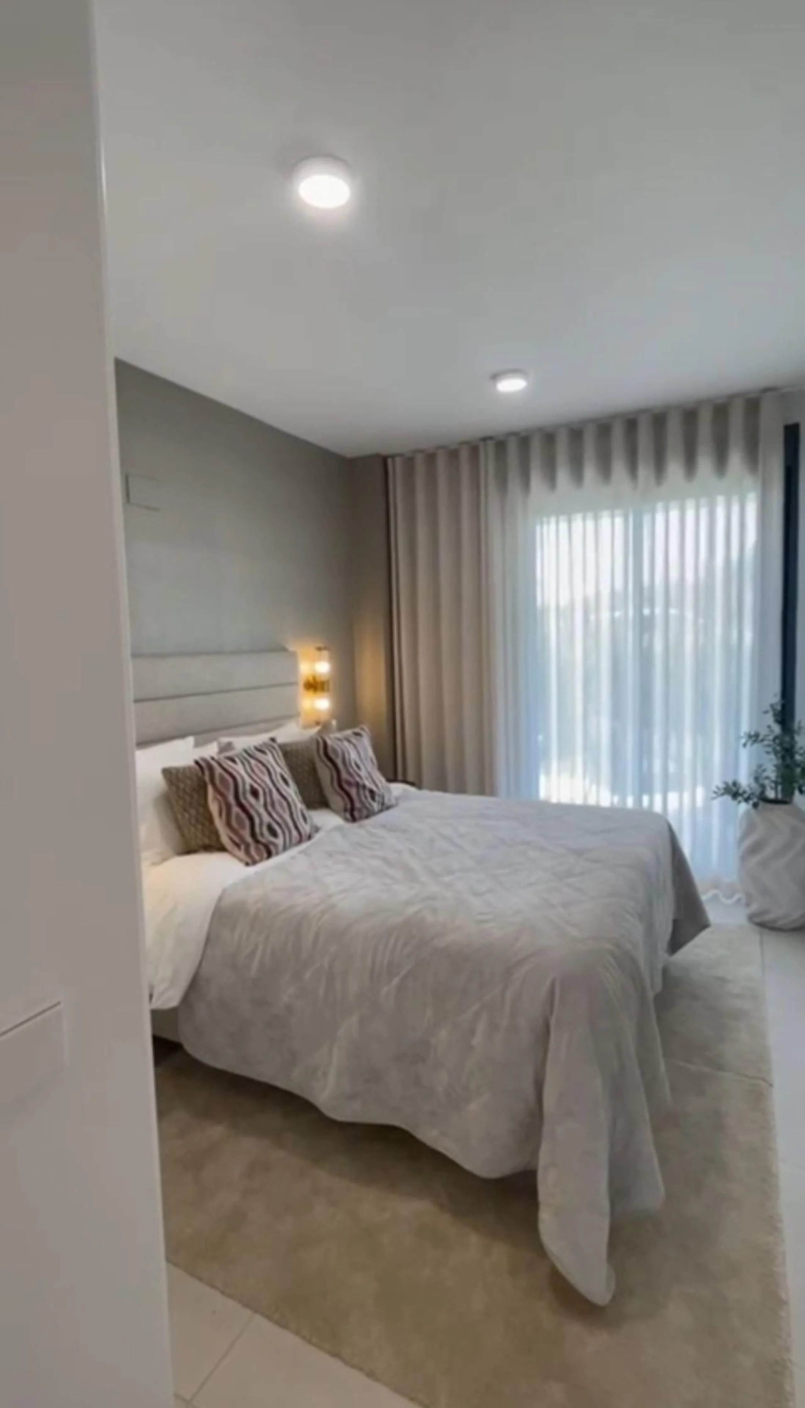 Discover this exclusive penthouse in Mijas Costa, located in a privileged setting next to Calanova Golf Club, one of the most renowned golf courses on the Costa del Sol. The property is situated in an elevated urbanization, allowing you to enjoy stunning 