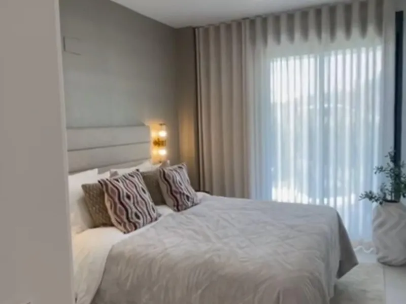 Discover this exclusive penthouse in Mijas Costa, located in a privileged setting next to Calanova Golf Club, one of the most renowned golf courses on the Costa del Sol. The property is situated in an elevated urbanization, allowing you to enjoy stunning 