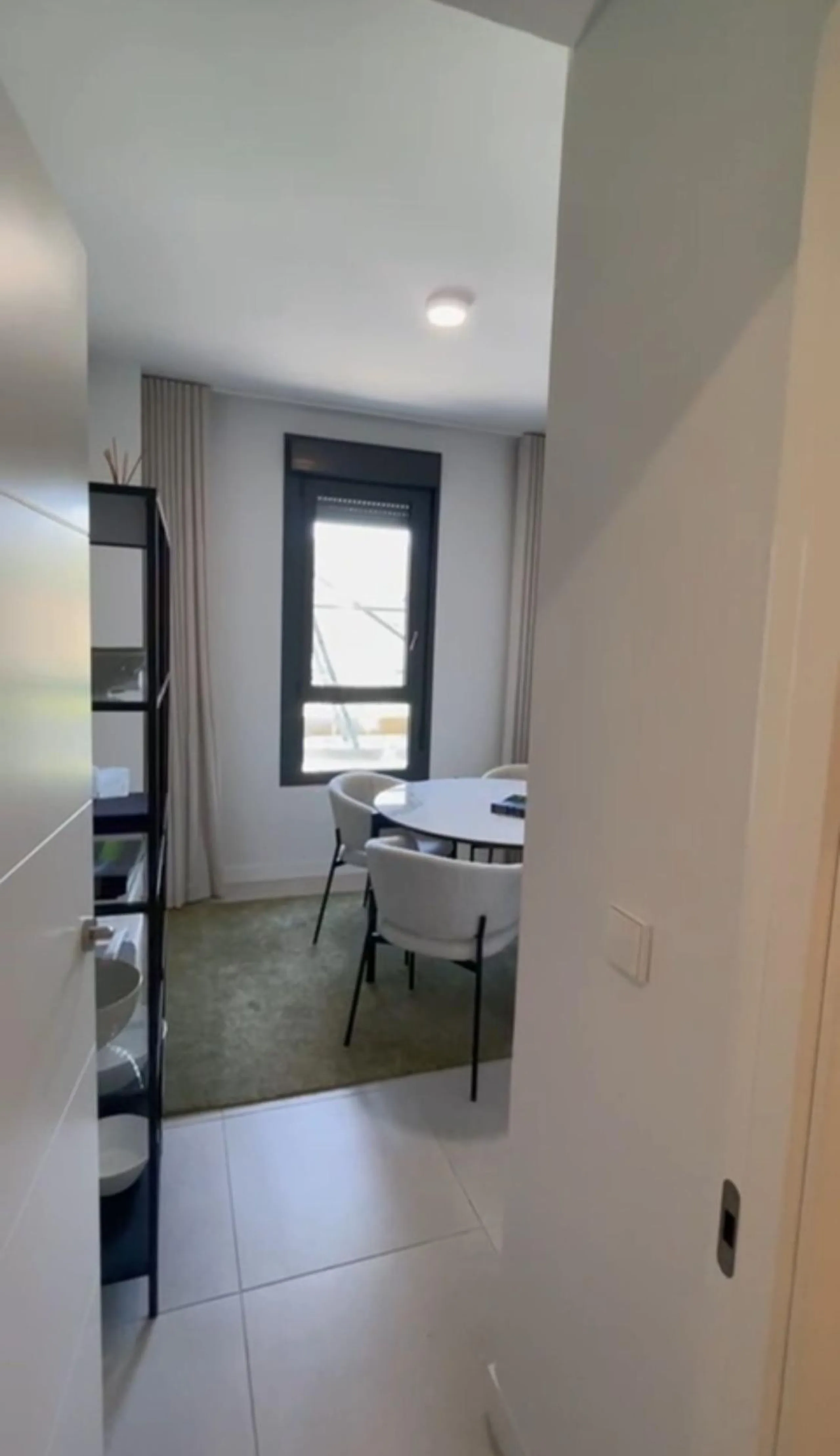 Discover this exclusive penthouse in Mijas Costa, located in a privileged setting next to Calanova Golf Club, one of the most renowned golf courses on the Costa del Sol. The property is situated in an elevated urbanization, allowing you to enjoy stunning 