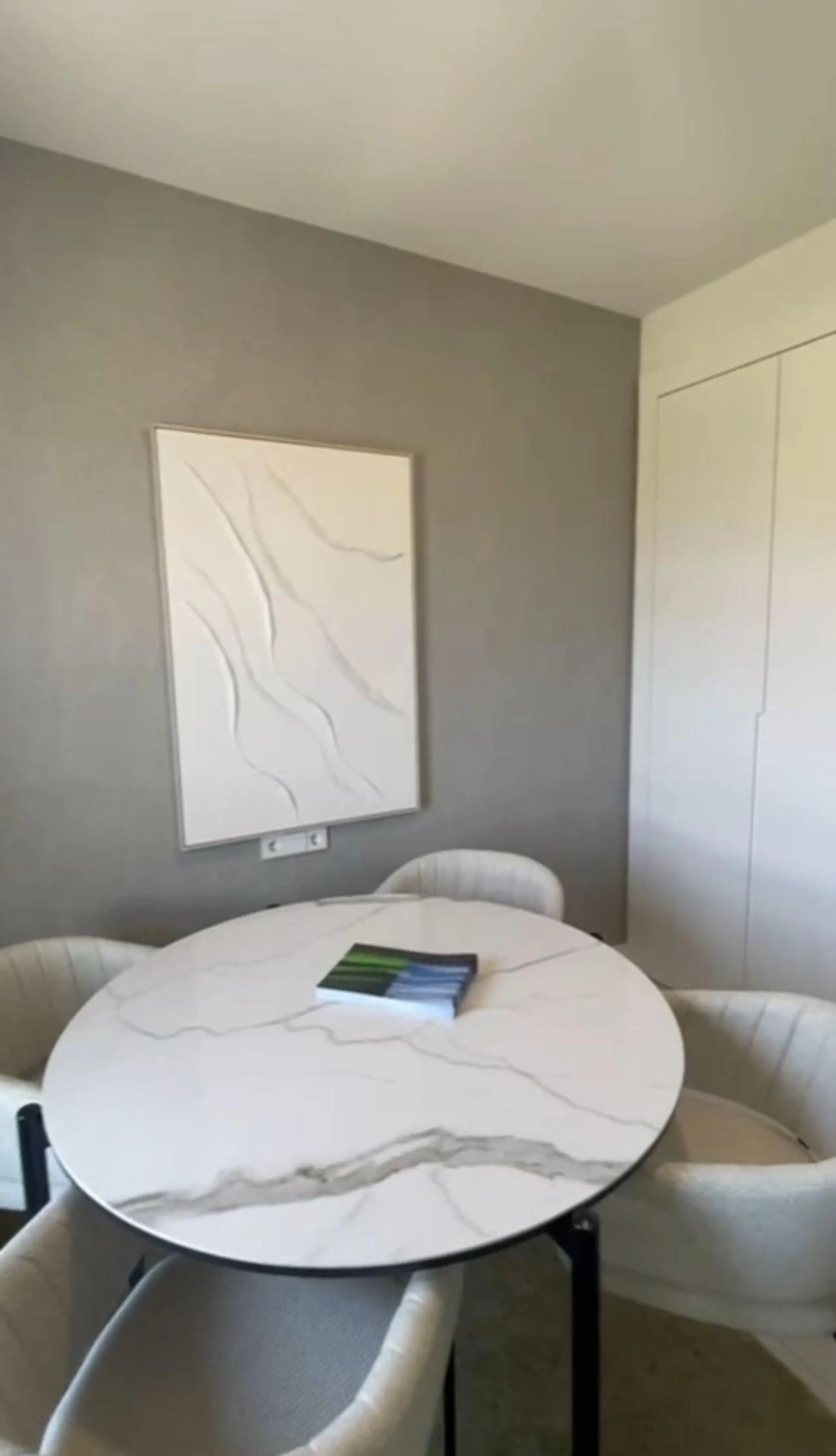 Discover this exclusive penthouse in Mijas Costa, located in a privileged setting next to Calanova Golf Club, one of the most renowned golf courses on the Costa del Sol. The property is situated in an elevated urbanization, allowing you to enjoy stunning 