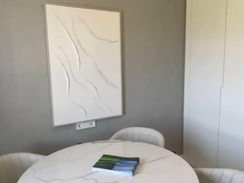 Discover this exclusive penthouse in Mijas Costa, located in a privileged setting next to Calanova Golf Club, one of the most renowned golf courses on the Costa del Sol. The property is situated in an elevated urbanization, allowing you to enjoy stunning 