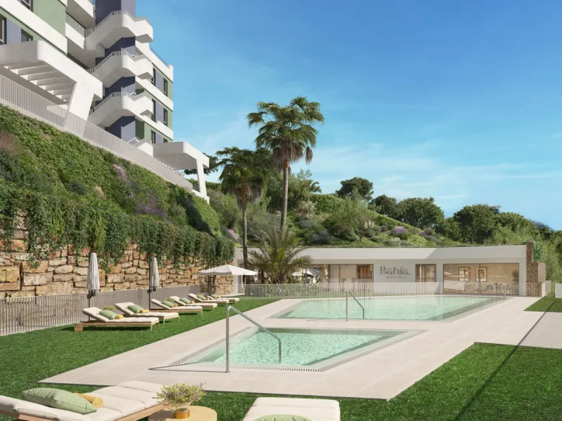 Discover this exclusive penthouse in Mijas Costa, located in a privileged setting next to Calanova Golf Club, one of the most renowned golf courses on the Costa del Sol. The property is situated in an elevated urbanization, allowing you to enjoy stunning 