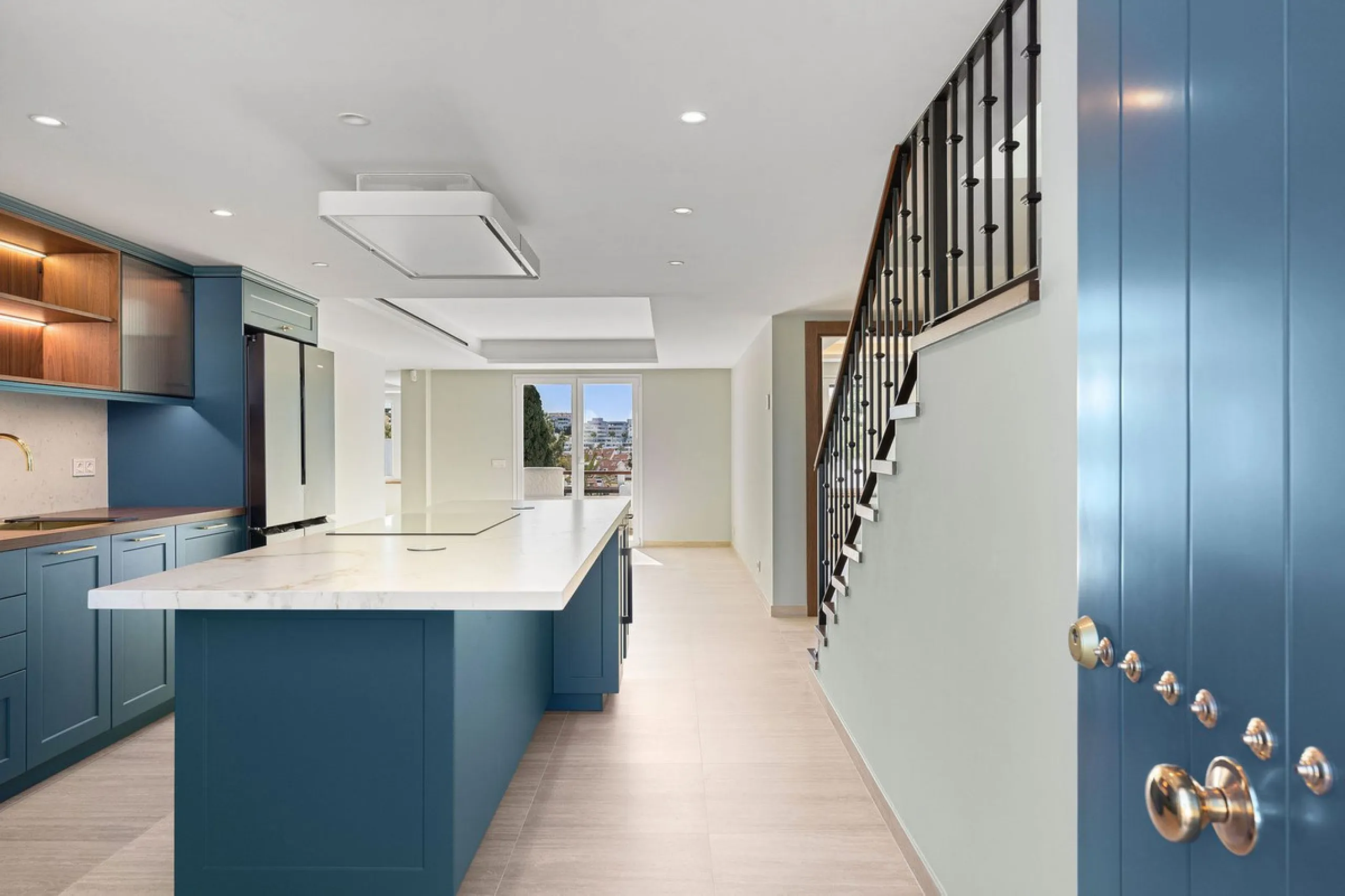 Recently fully renovated to an exceptional standard, this stunning penthouse in Pueblo Arabesque offers a perfect blend of elegance, comfort, and "Al Andaluz" charm. Boasting three spacious bedrooms and three bathrooms—two of which are en-suite—the proper