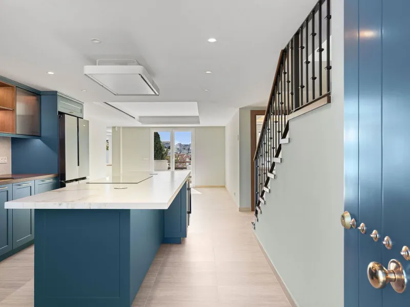 Recently fully renovated to an exceptional standard, this stunning penthouse in Pueblo Arabesque offers a perfect blend of elegance, comfort, and "Al Andaluz" charm. Boasting three spacious bedrooms and three bathrooms—two of which are en-suite—the proper
