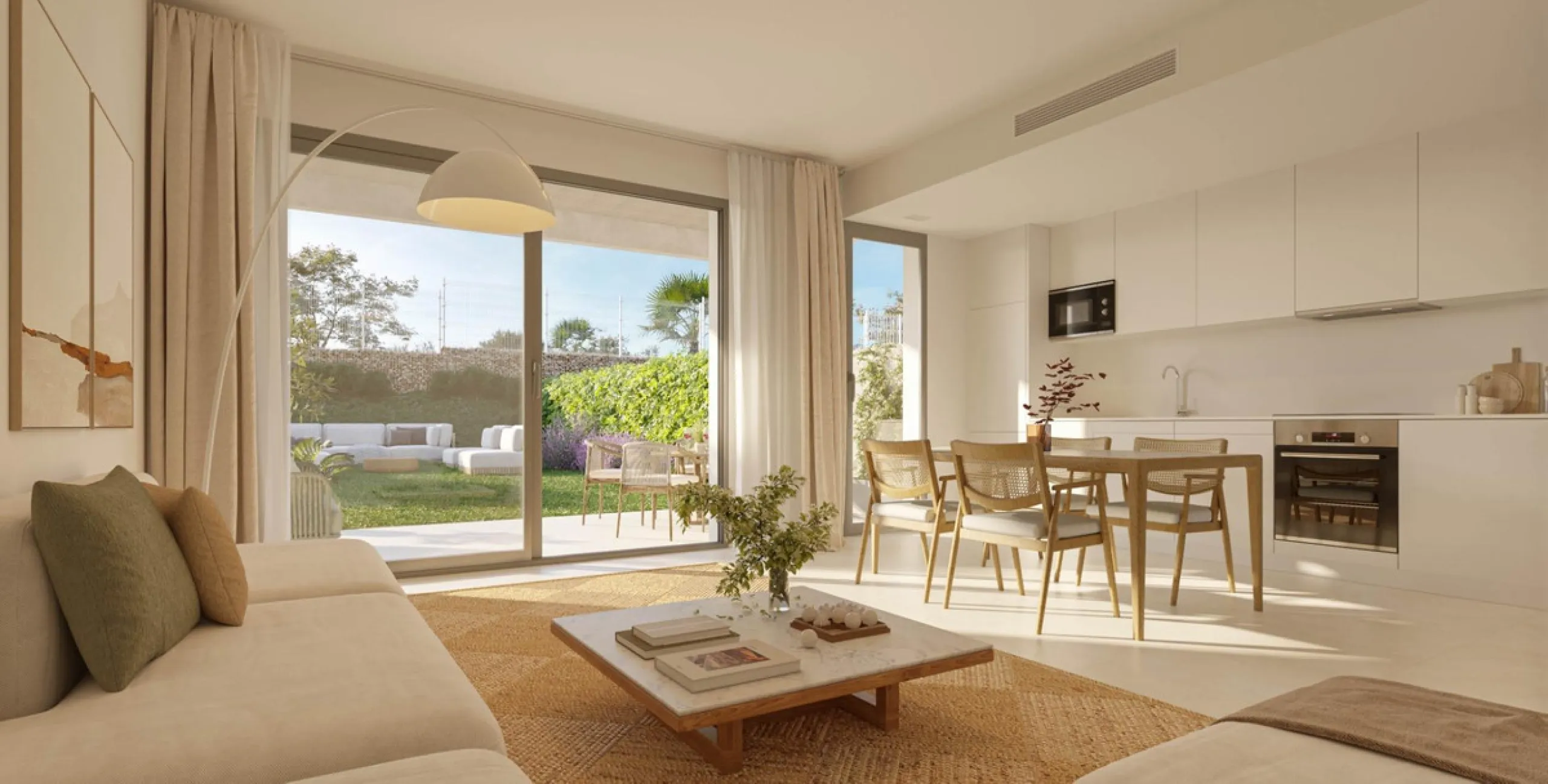 Discover this exclusive penthouse in Mijas Costa, located in a privileged setting next to Calanova Golf Club, one of the most renowned golf courses on the Costa del Sol. The property is situated in an elevated urbanization, allowing you to enjoy stunning 