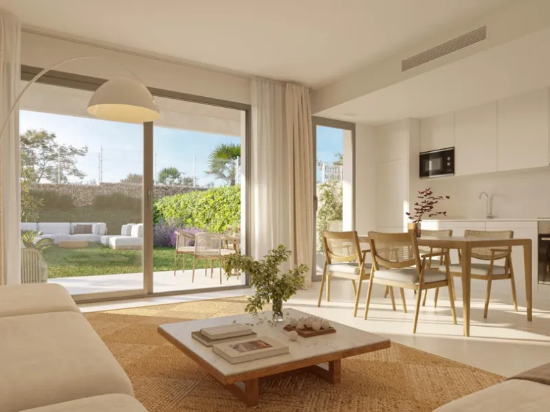 Discover this exclusive penthouse in Mijas Costa, located in a privileged setting next to Calanova Golf Club, one of the most renowned golf courses on the Costa del Sol. The property is situated in an elevated urbanization, allowing you to enjoy stunning 