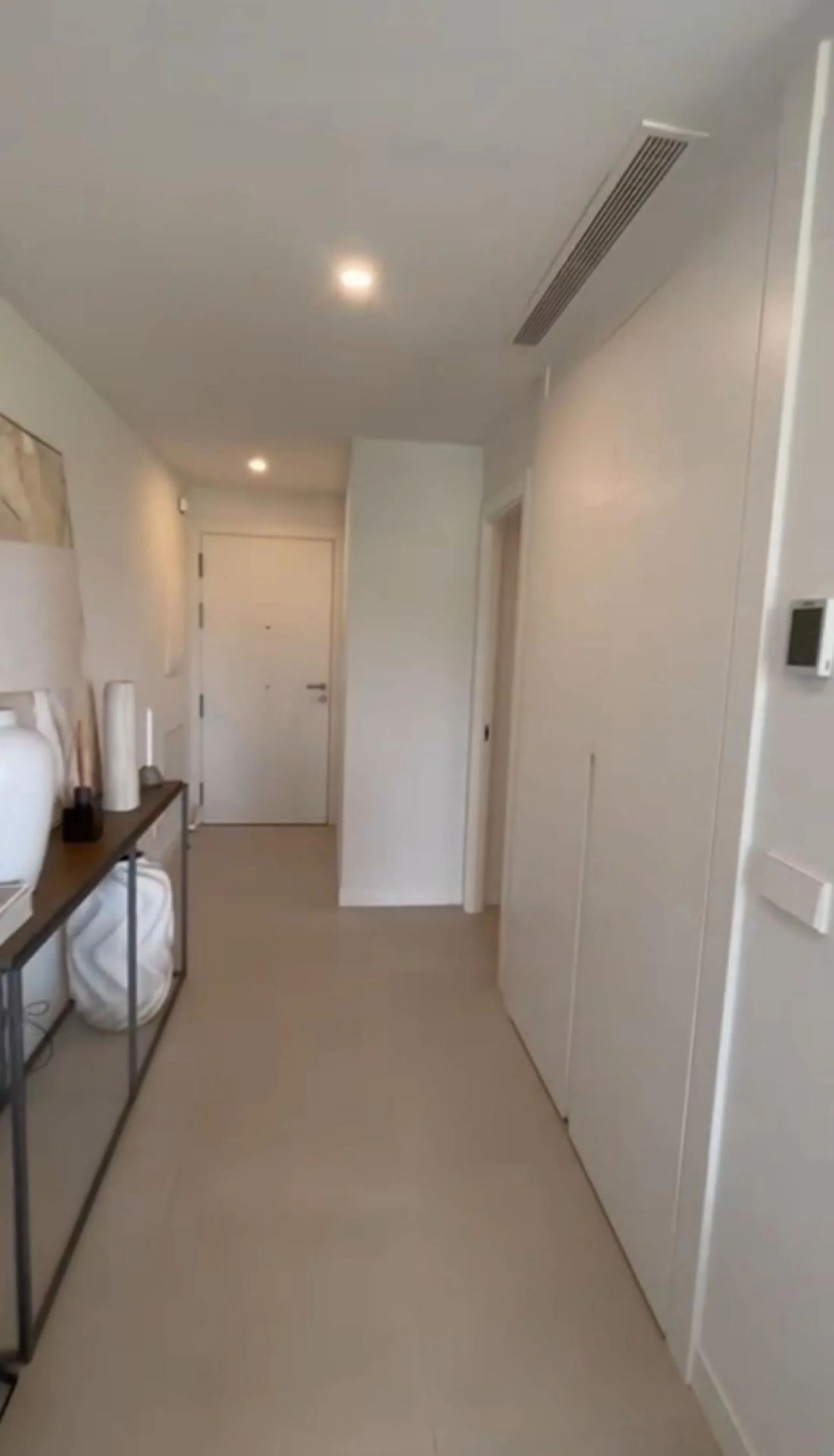 Discover this exclusive penthouse in Mijas Costa, located in a privileged setting next to Calanova Golf Club, one of the most renowned golf courses on the Costa del Sol. The property is situated in an elevated urbanization, allowing you to enjoy stunning 