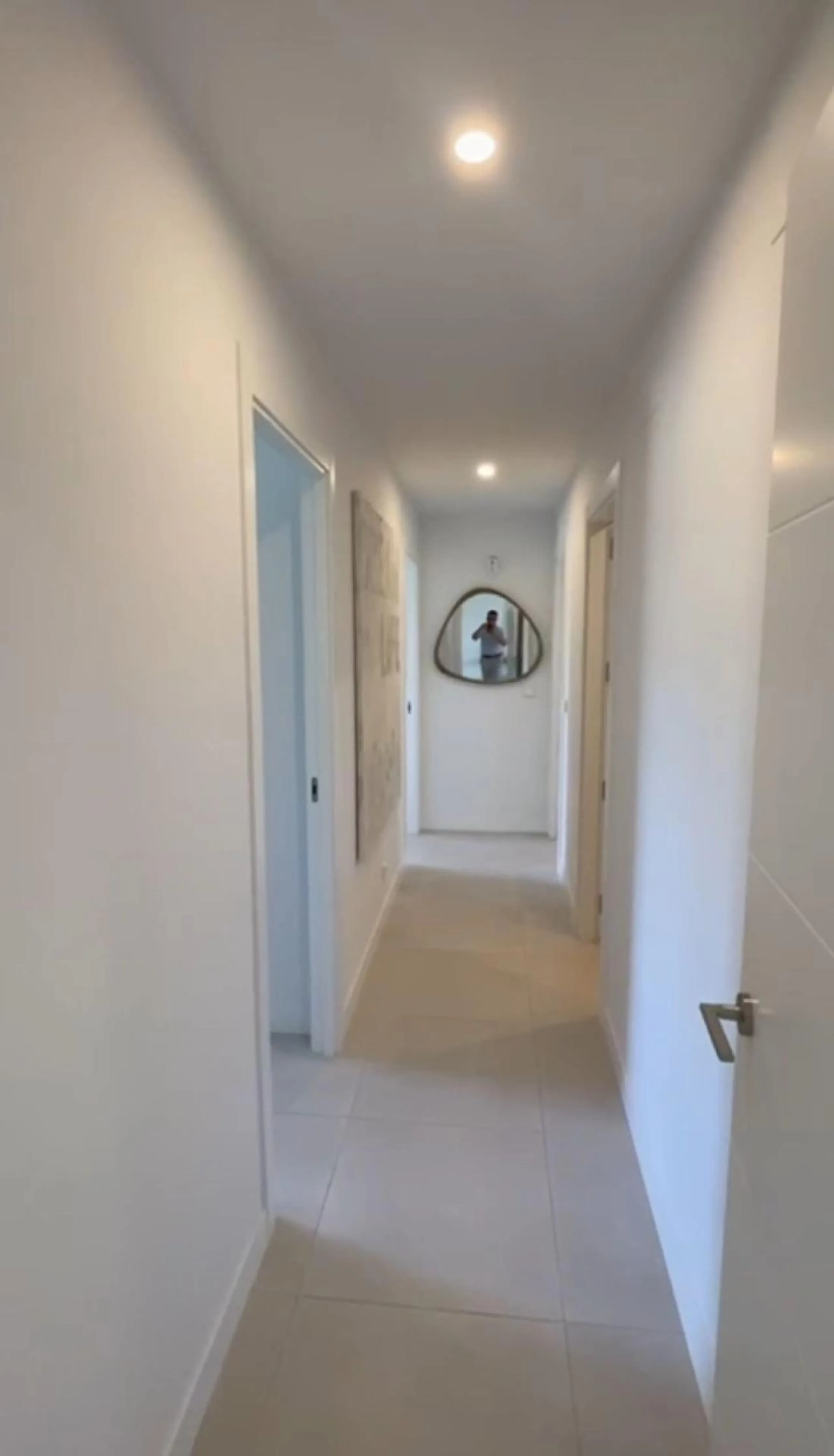Discover this exclusive penthouse in Mijas Costa, located in a privileged setting next to Calanova Golf Club, one of the most renowned golf courses on the Costa del Sol. The property is situated in an elevated urbanization, allowing you to enjoy stunning 