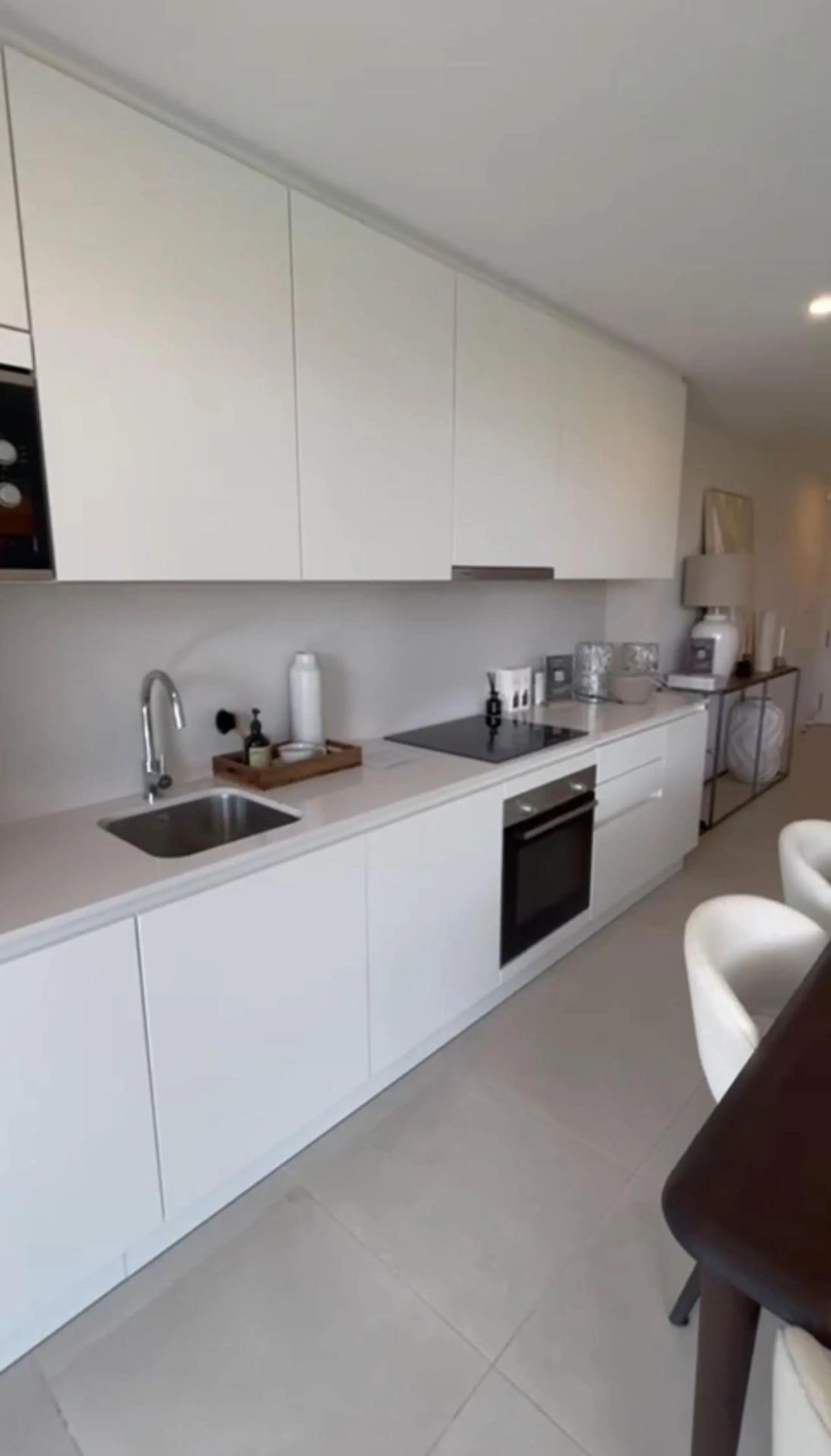 Discover this exclusive penthouse in Mijas Costa, located in a privileged setting next to Calanova Golf Club, one of the most renowned golf courses on the Costa del Sol. The property is situated in an elevated urbanization, allowing you to enjoy stunning 