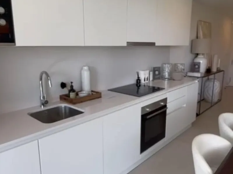 Discover this exclusive penthouse in Mijas Costa, located in a privileged setting next to Calanova Golf Club, one of the most renowned golf courses on the Costa del Sol. The property is situated in an elevated urbanization, allowing you to enjoy stunning 