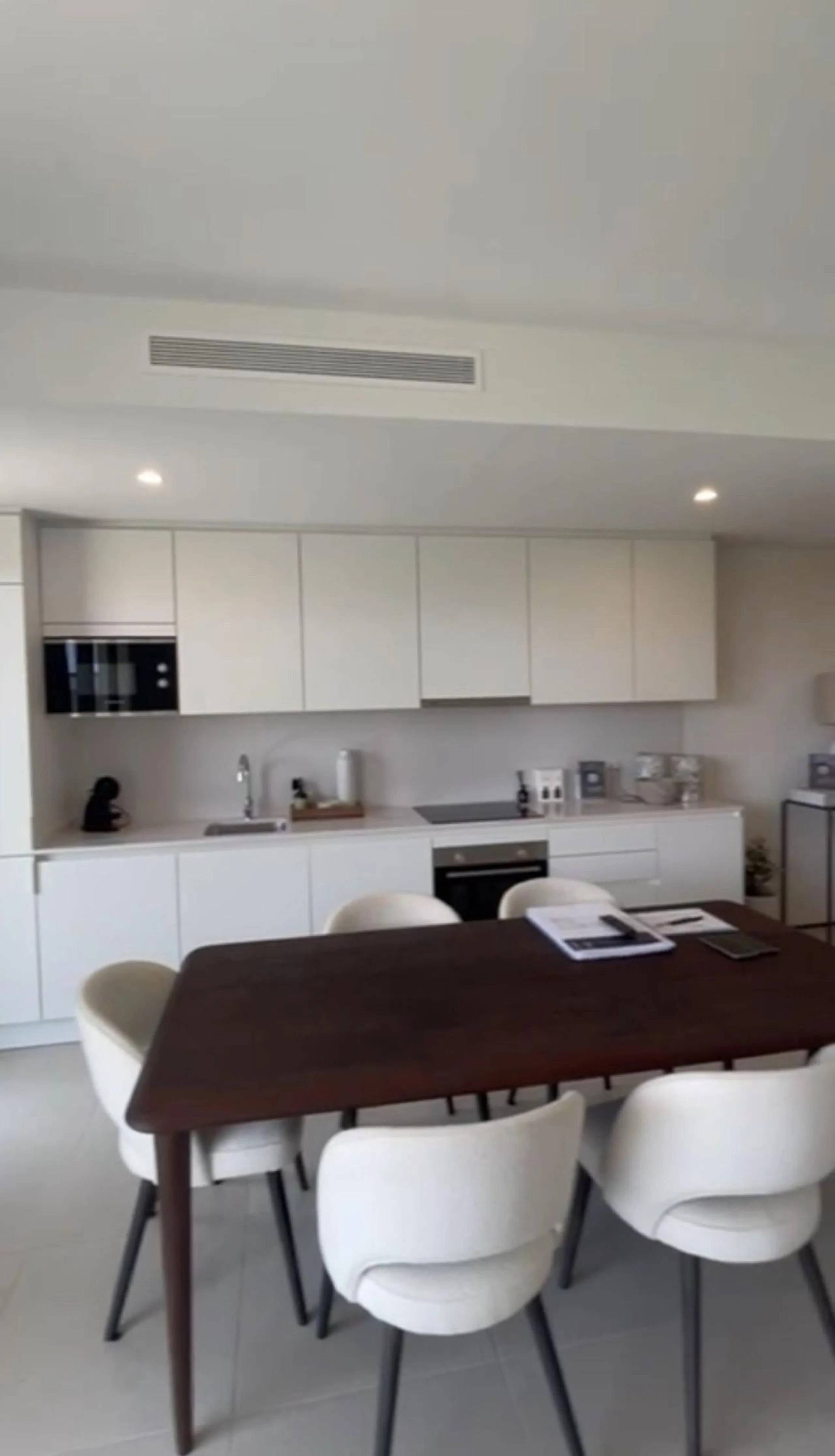 Discover this exclusive penthouse in Mijas Costa, located in a privileged setting next to Calanova Golf Club, one of the most renowned golf courses on the Costa del Sol. The property is situated in an elevated urbanization, allowing you to enjoy stunning 