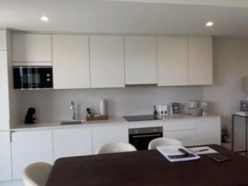 Discover this exclusive penthouse in Mijas Costa, located in a privileged setting next to Calanova Golf Club, one of the most renowned golf courses on the Costa del Sol. The property is situated in an elevated urbanization, allowing you to enjoy stunning 
