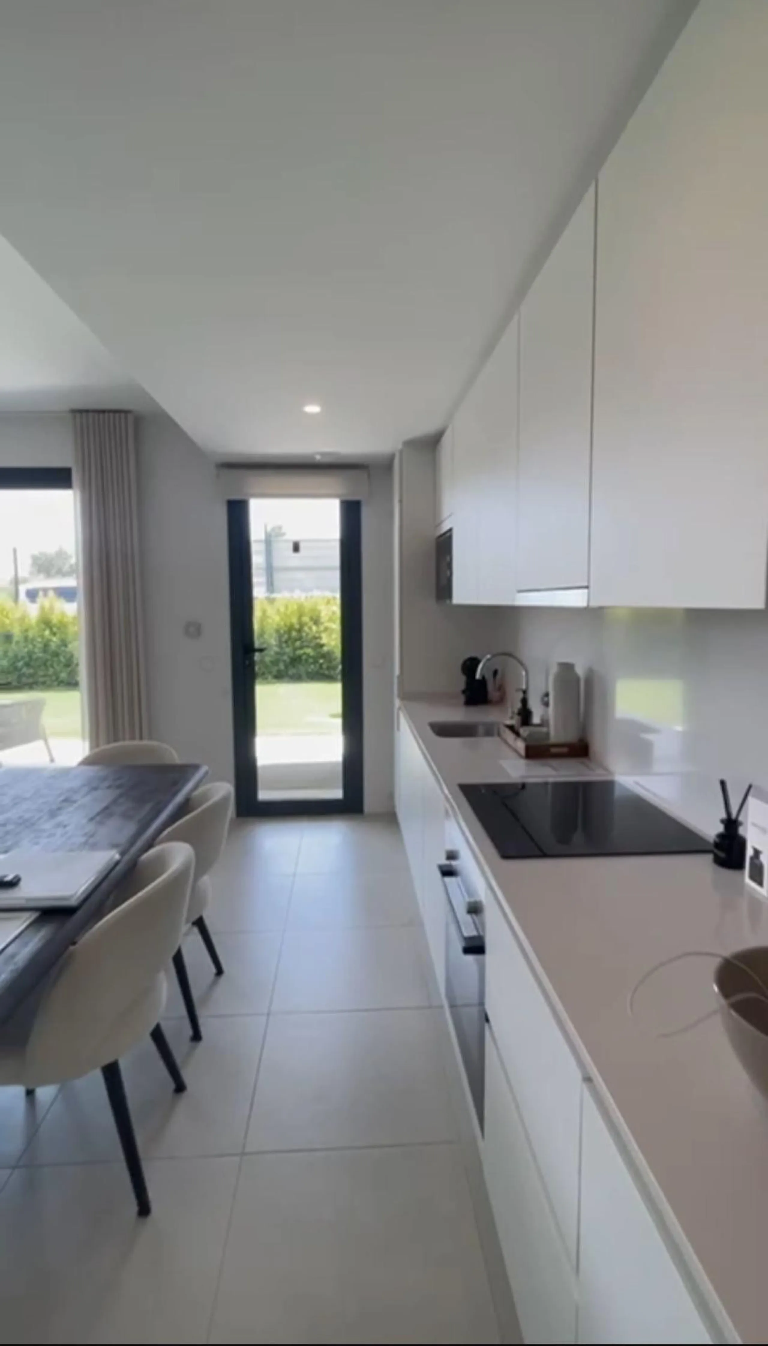 Discover this exclusive penthouse in Mijas Costa, located in a privileged setting next to Calanova Golf Club, one of the most renowned golf courses on the Costa del Sol. The property is situated in an elevated urbanization, allowing you to enjoy stunning 